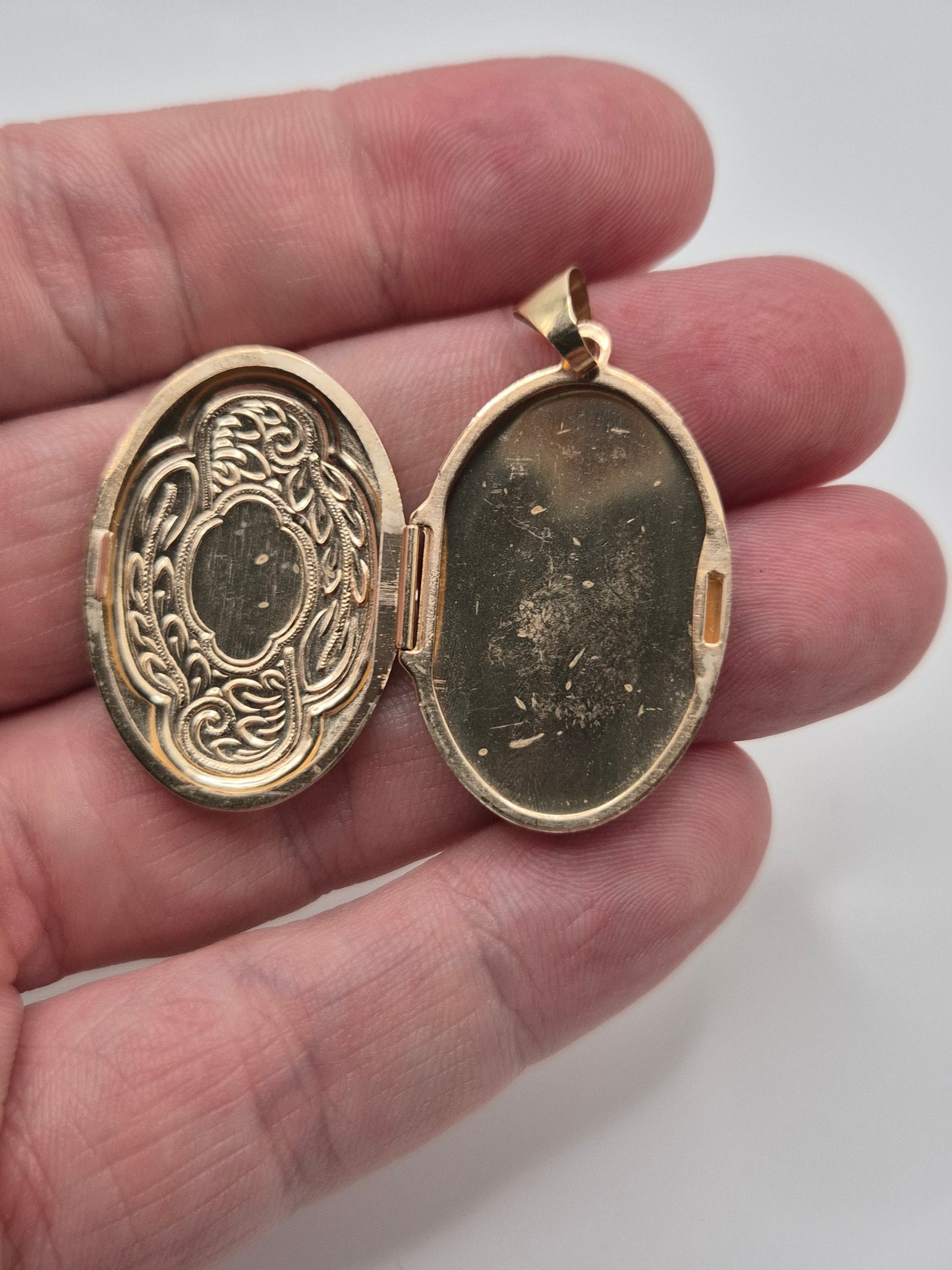 9ct gold patterned locket