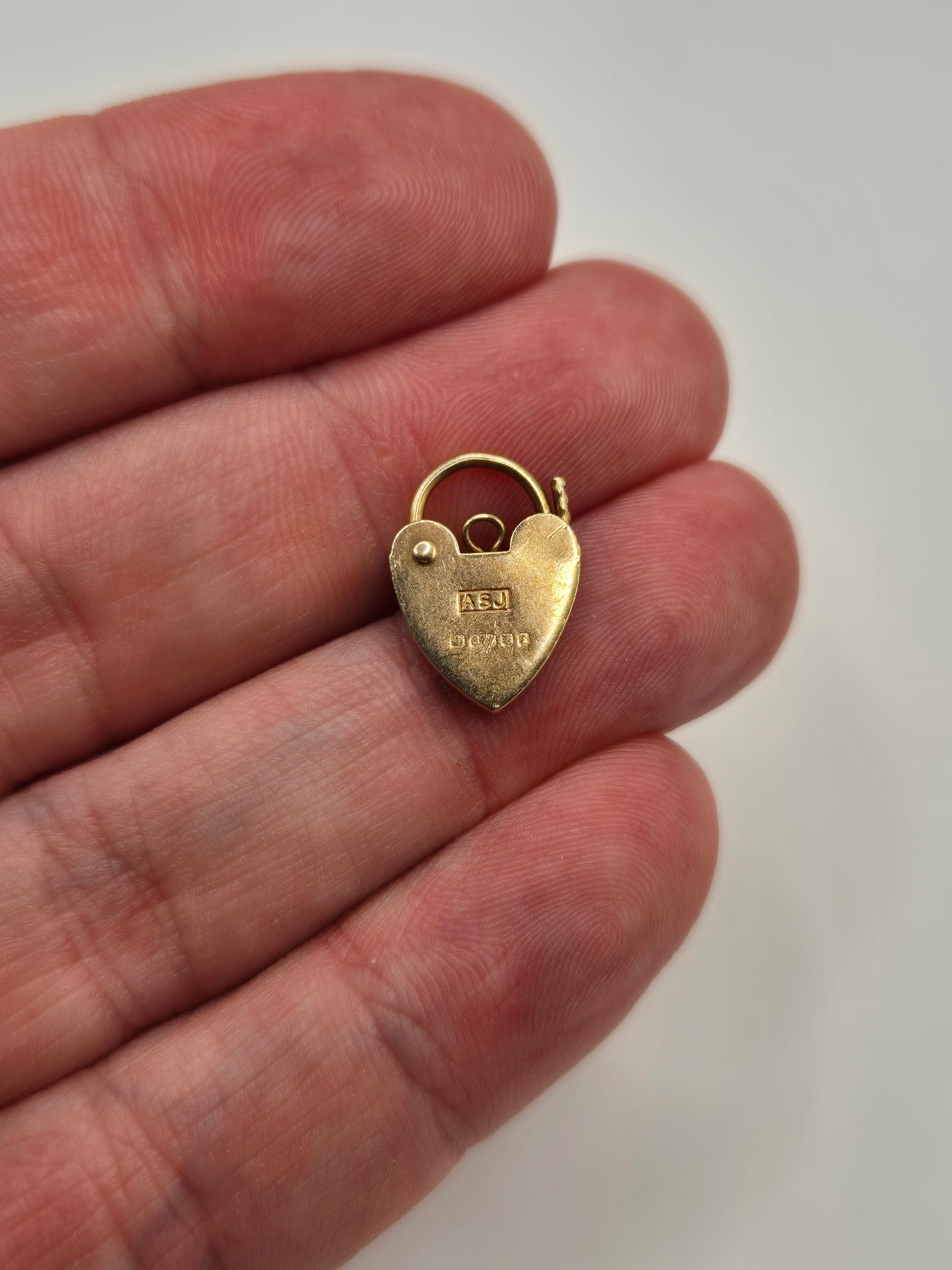 9ct gold padlock (11)