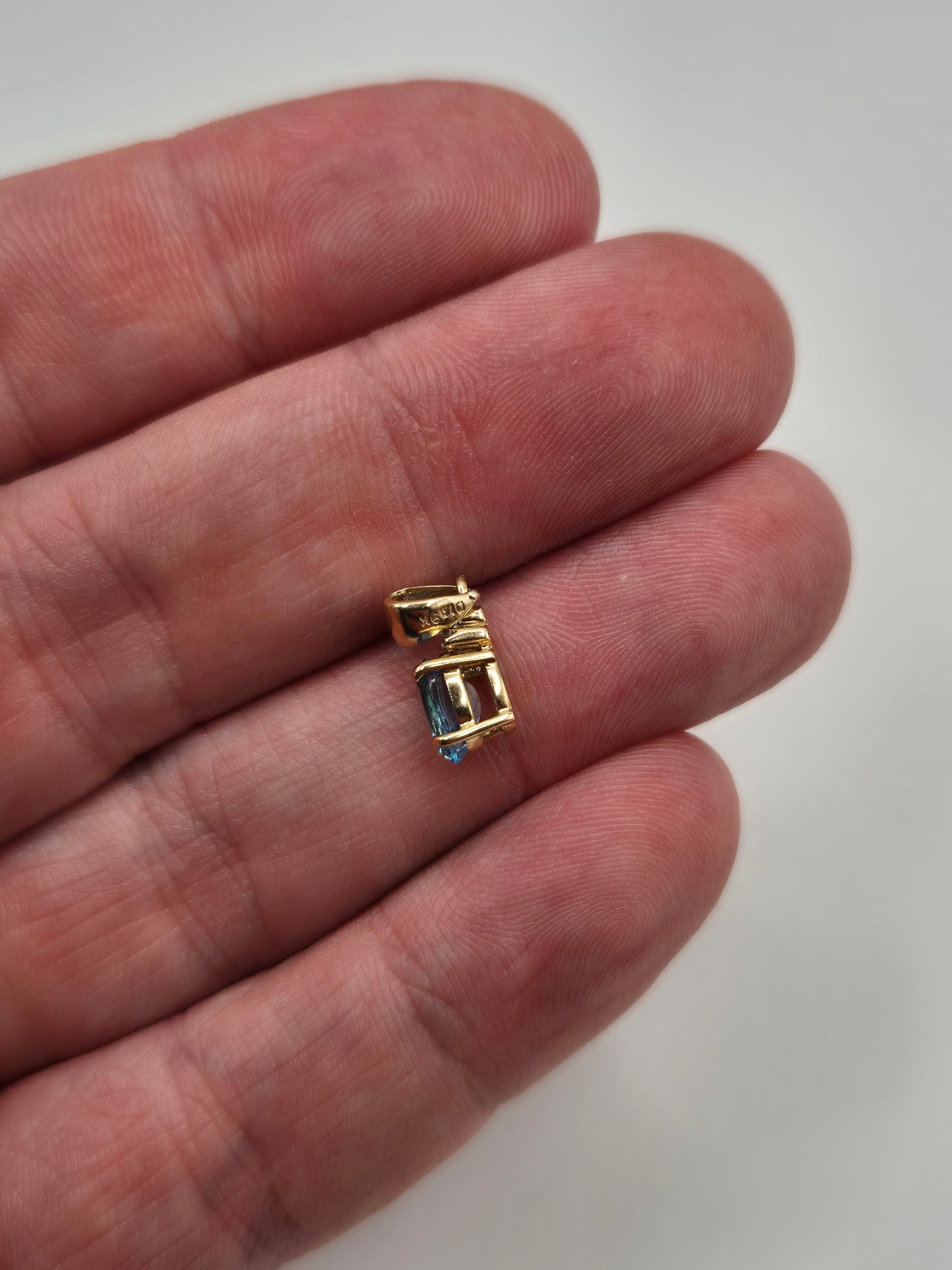 9ct gold topaz and diamond pendant