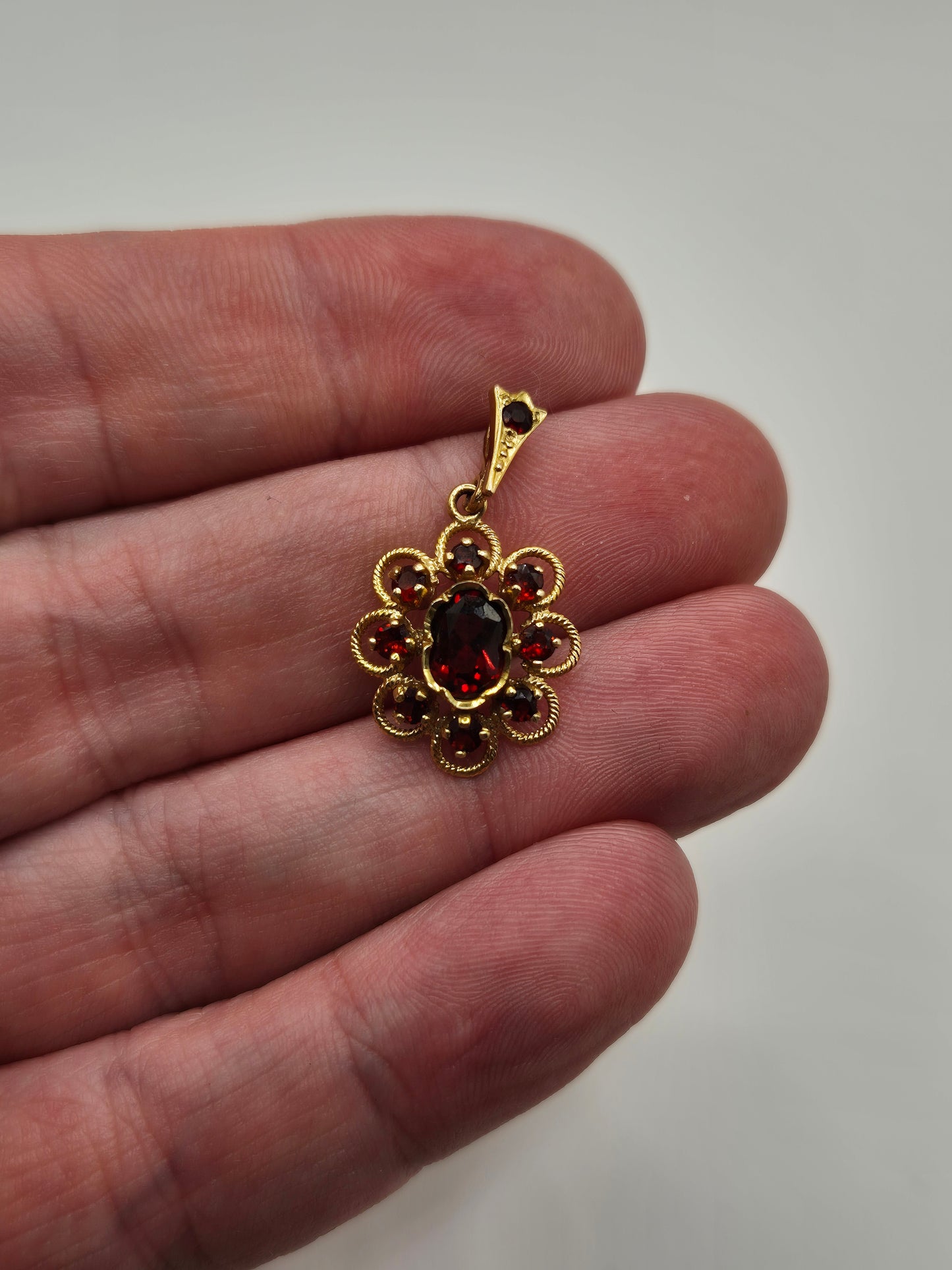 9ct gold garnet pendant