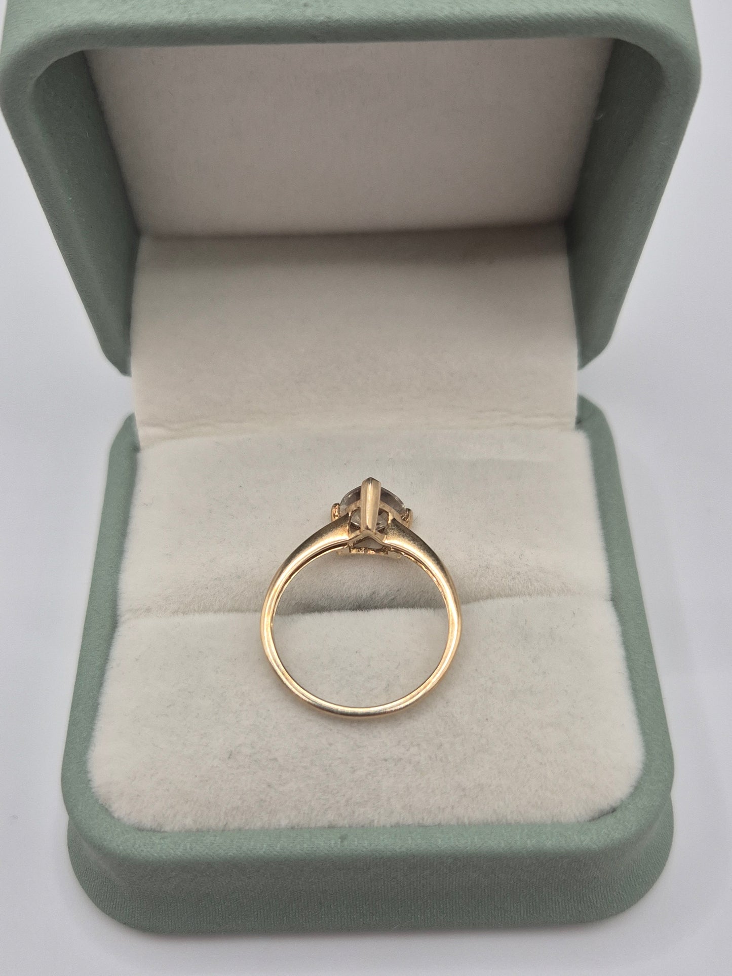 9ct gold quartz ring