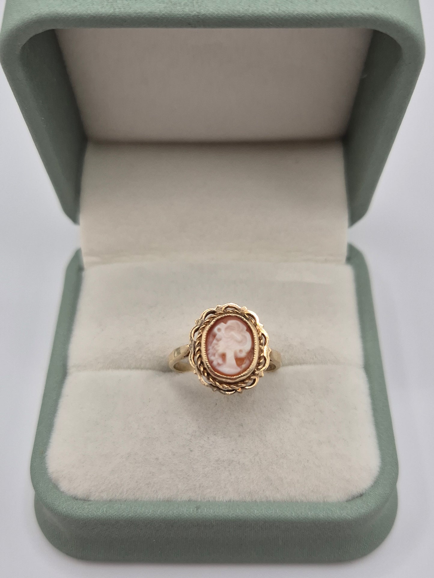 9ct gold cameo ring