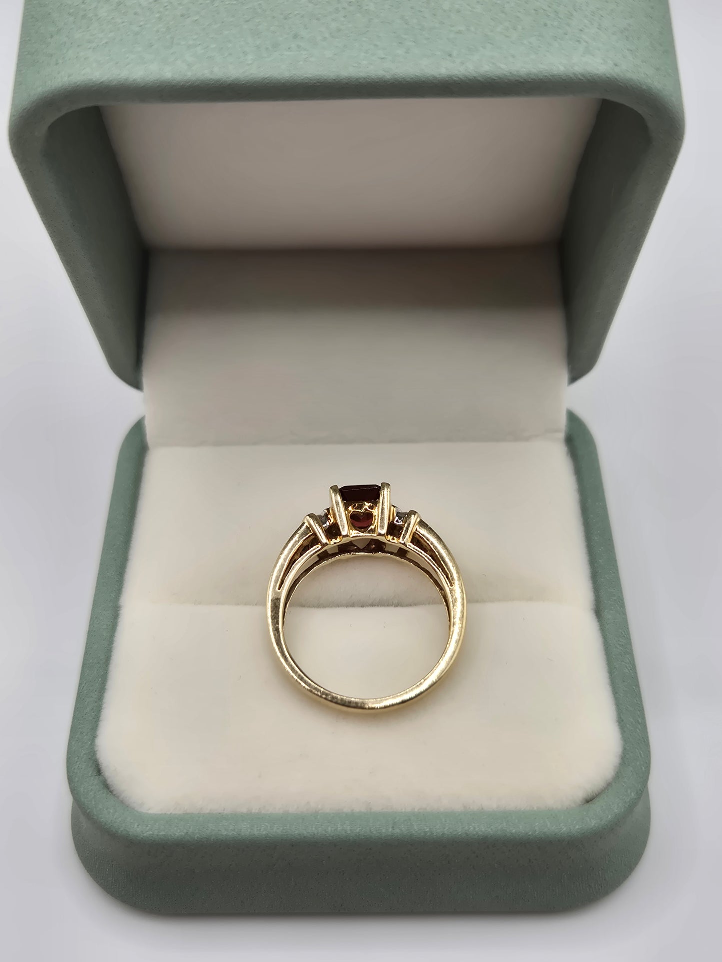 9ct gold garnet and diamond ring