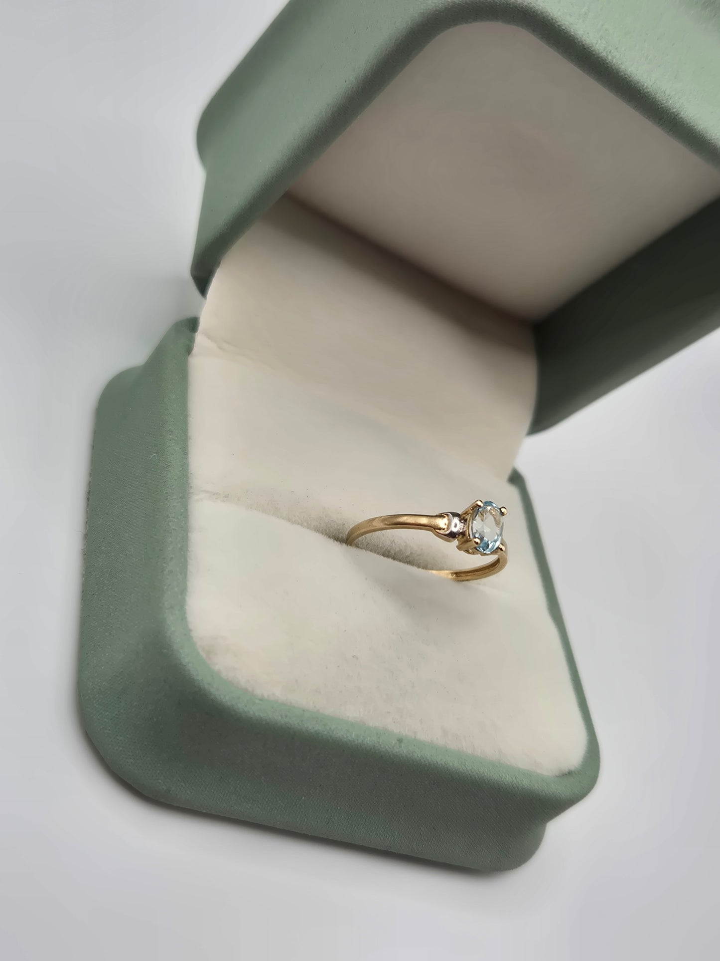 9ct gold topaz ring