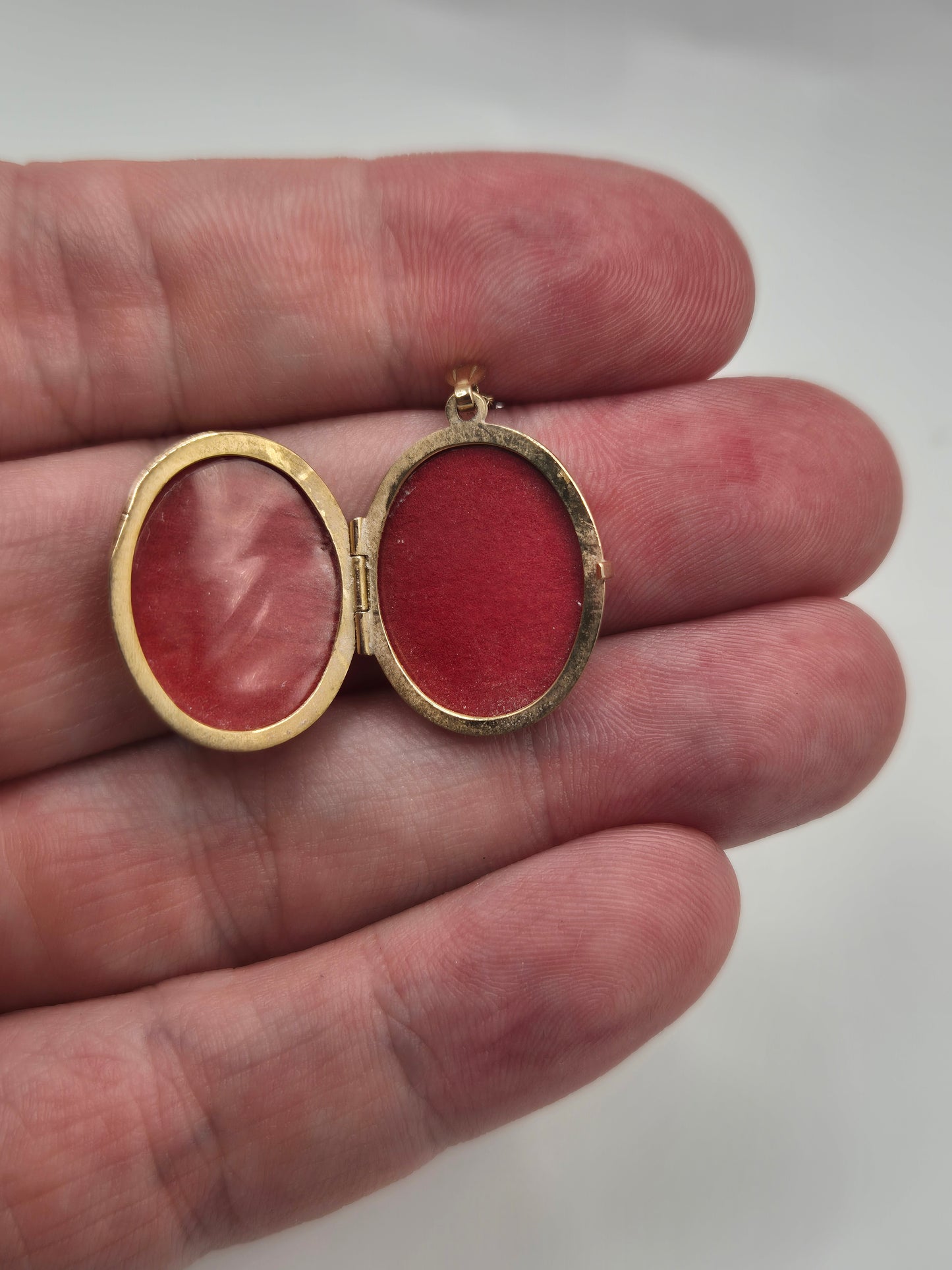 9ct gold locket necklace