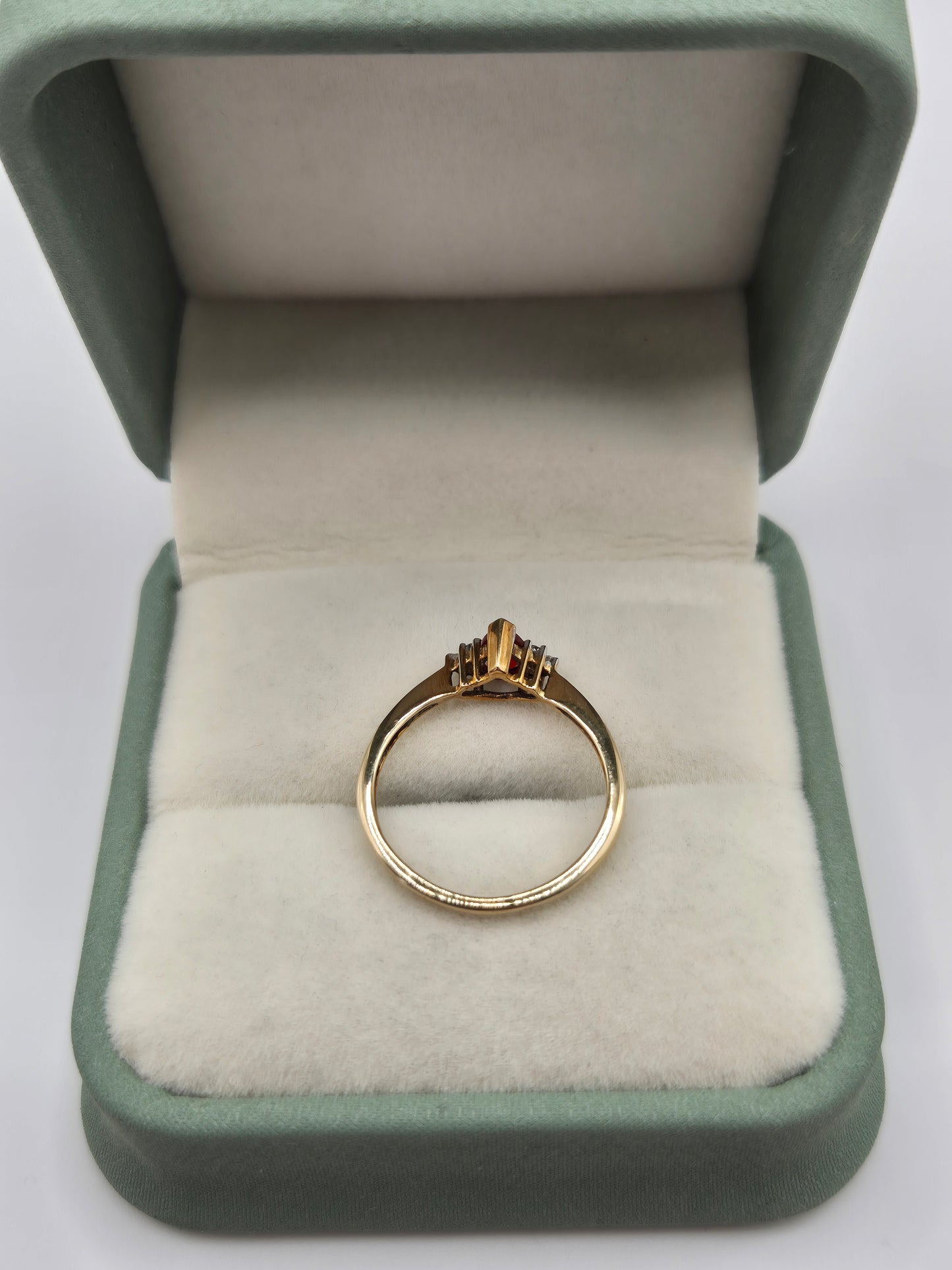 9ct gold garnet and diamond ring