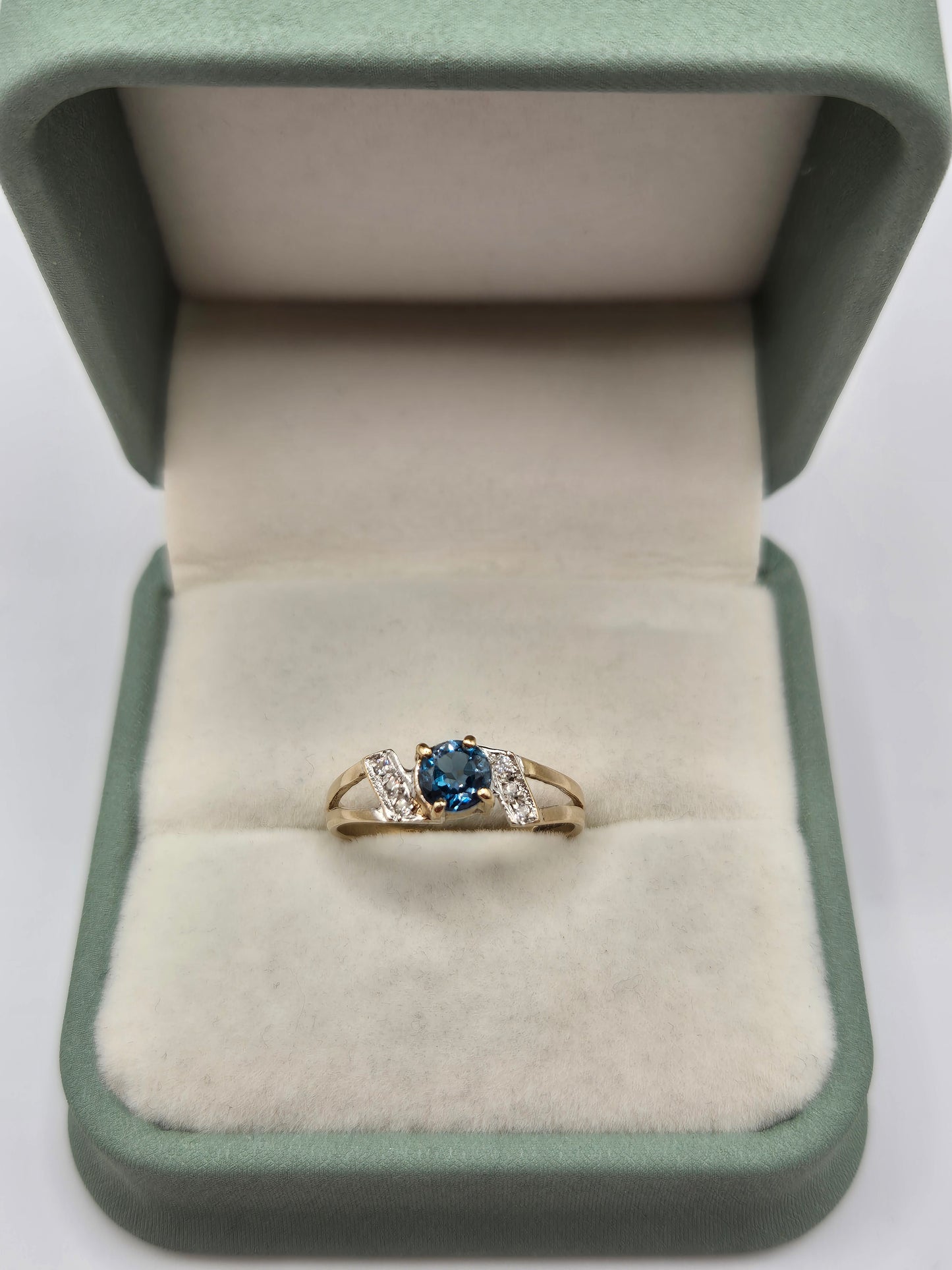 9ct gold topqz and cz ring