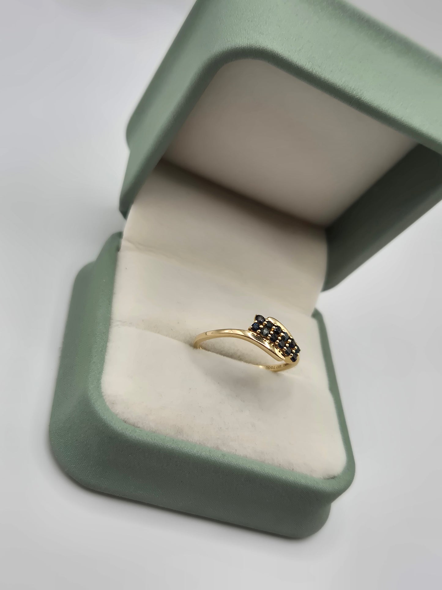 9ct gold sapphire ring