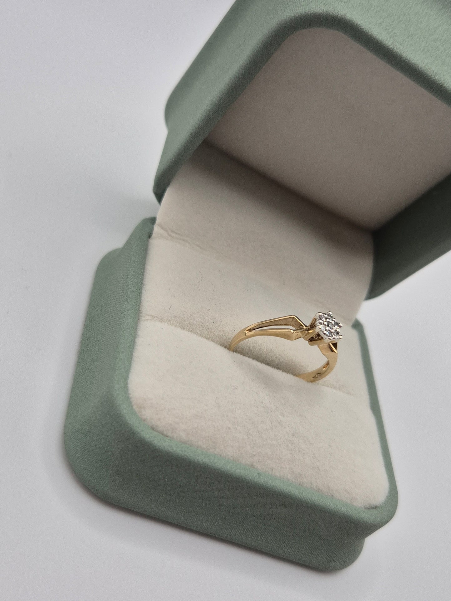 9ct gold diamond ring