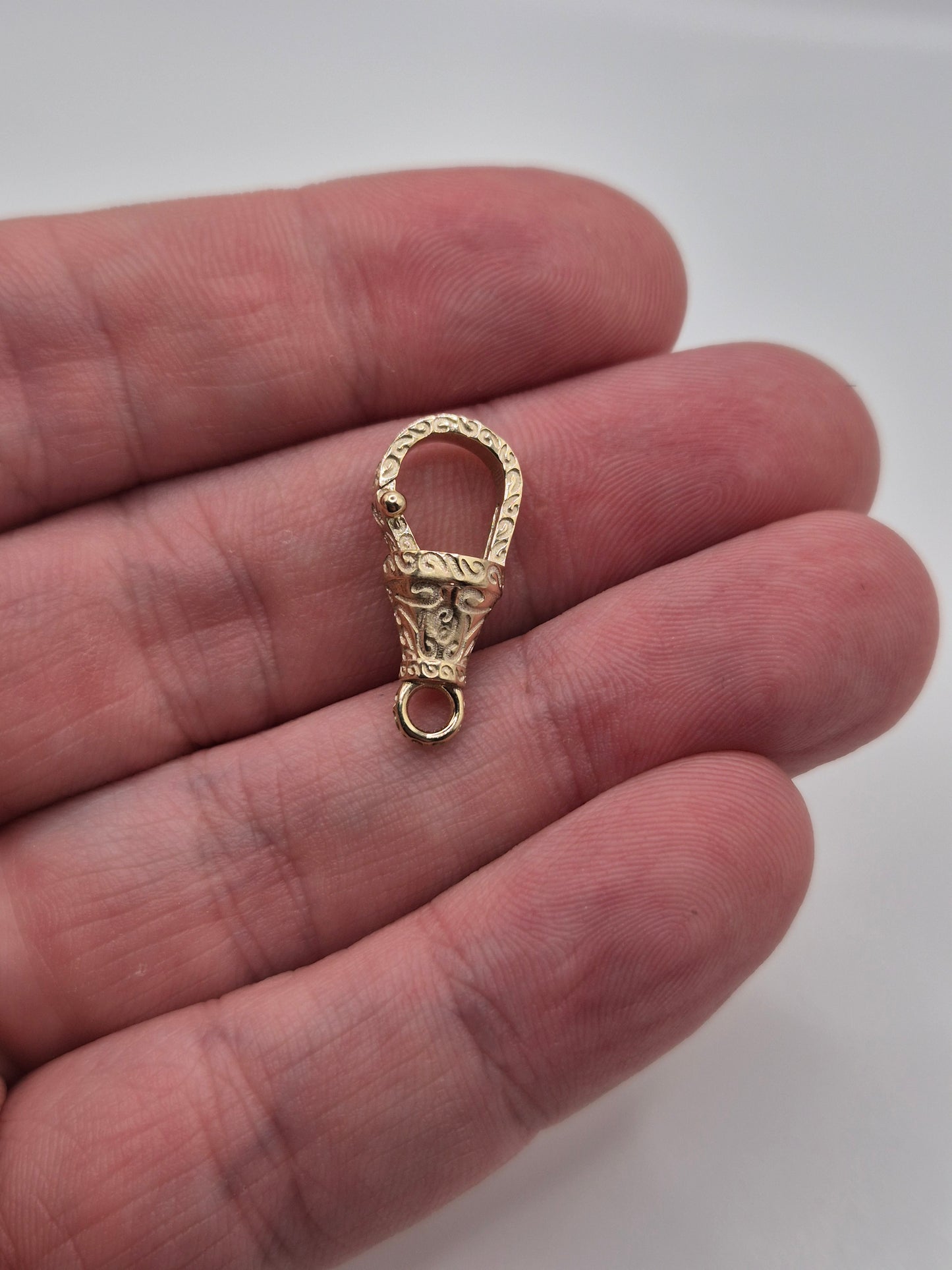 9ct gold engraved dog clip (1)