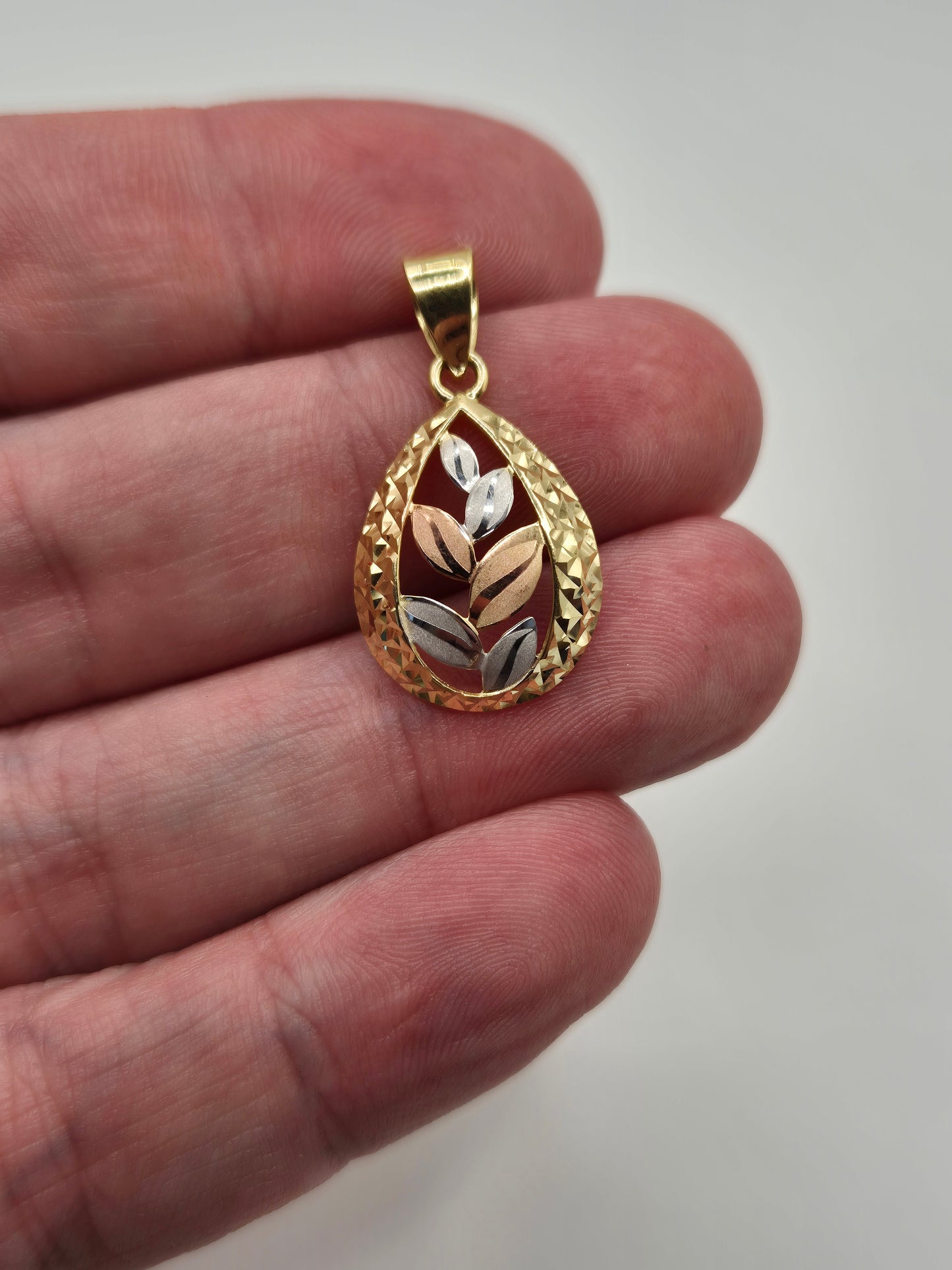 9ct tri gold pendant