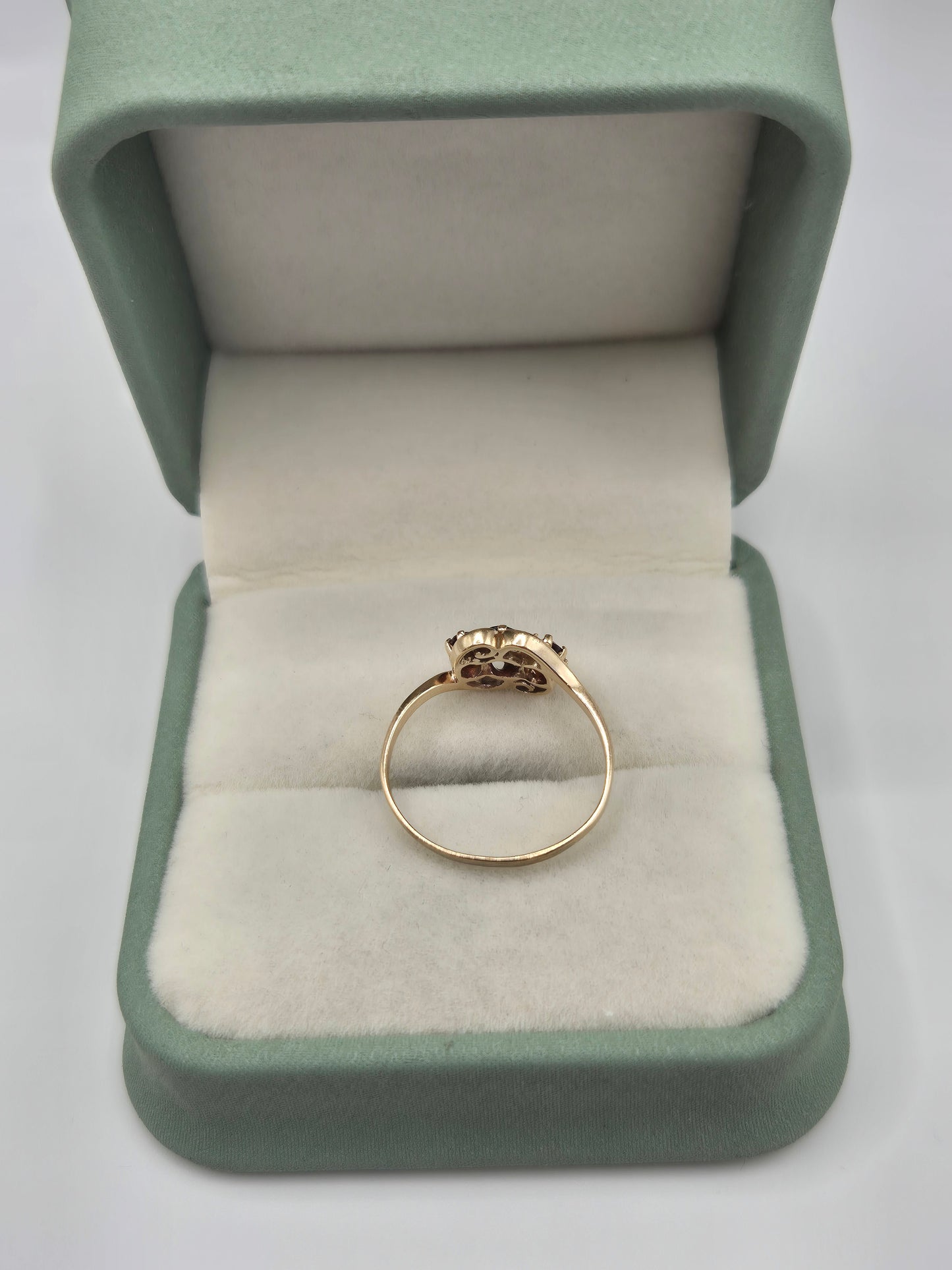 9ct gold garnet ring