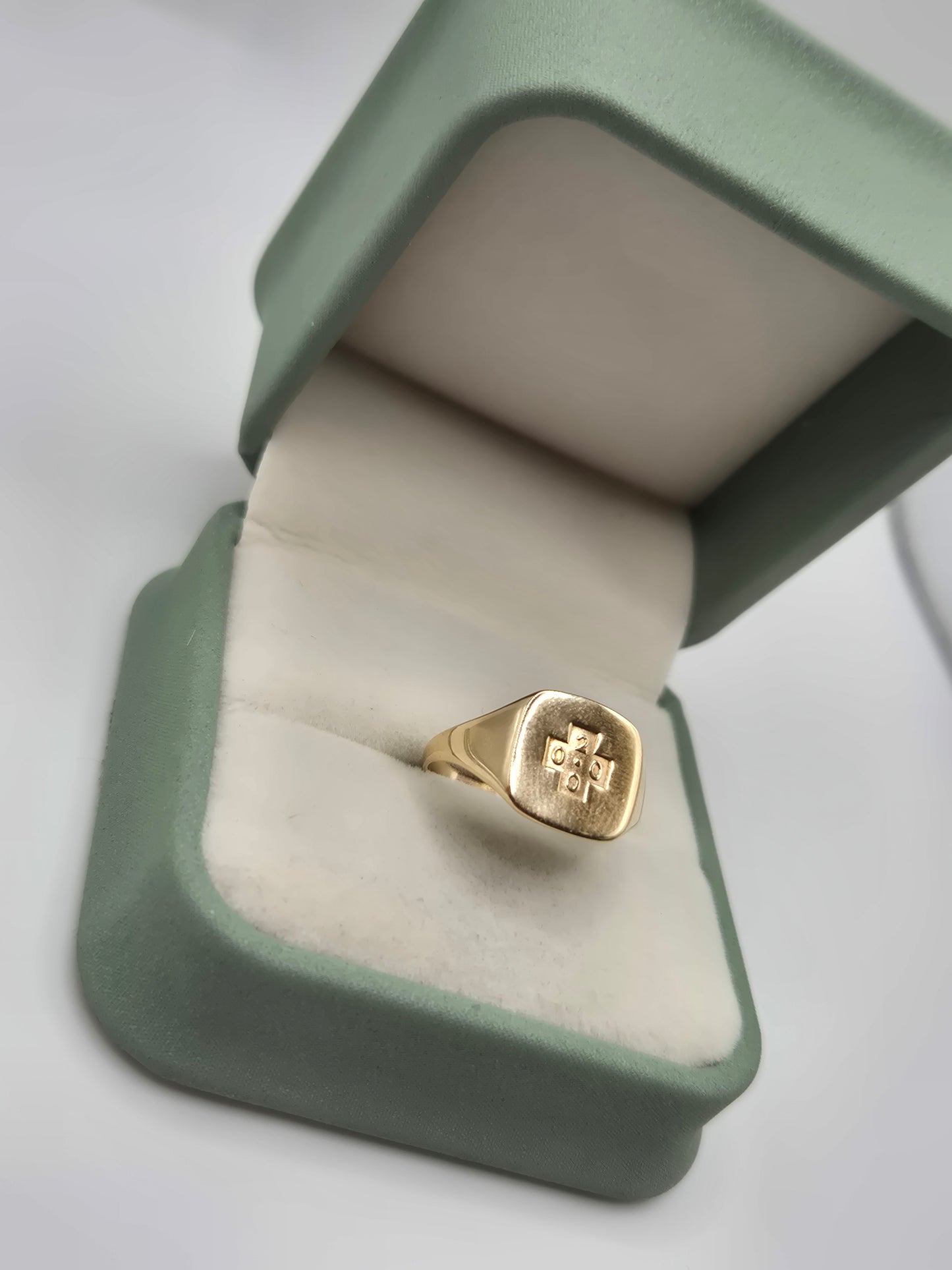 9ct gold millenium signet ring