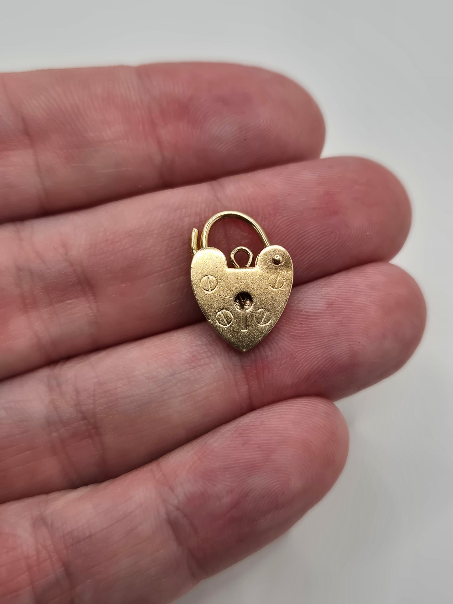 9ct gold padlock (9)