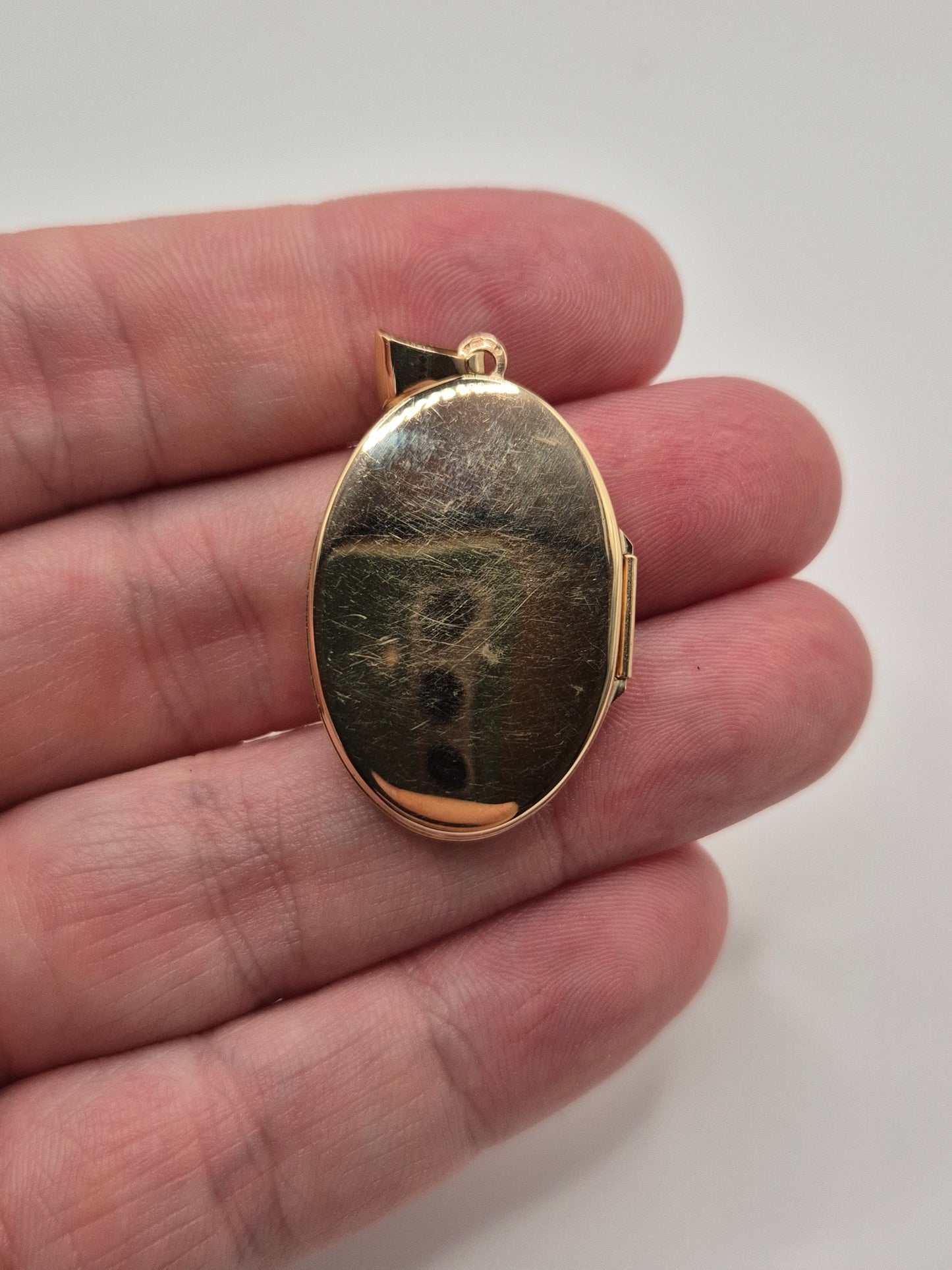 9ct gold patterned locket