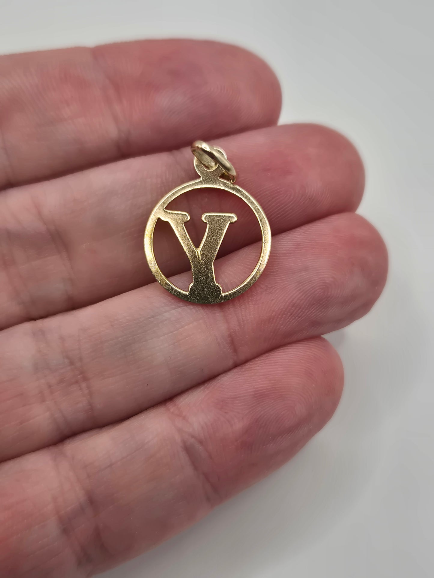 9ct gold initial pendant