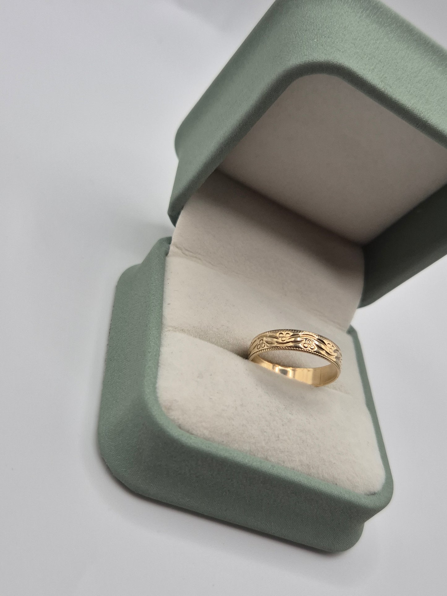 9ct gold patterned band ring