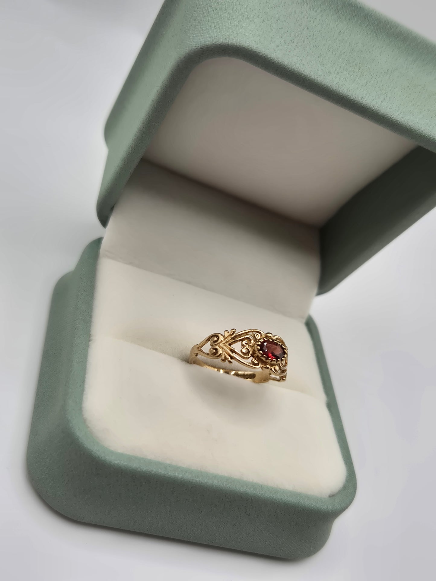 9ct gold garnet ring