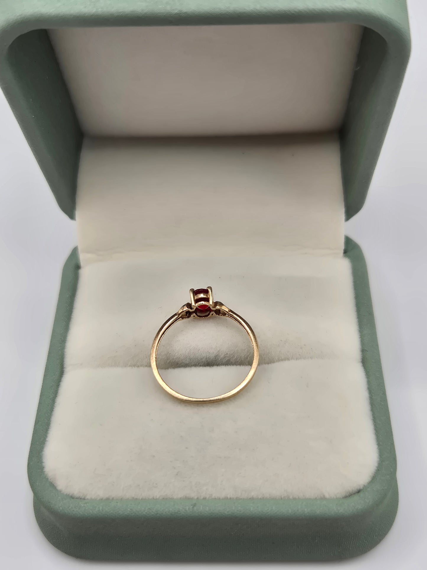 9ct gold garnet ring