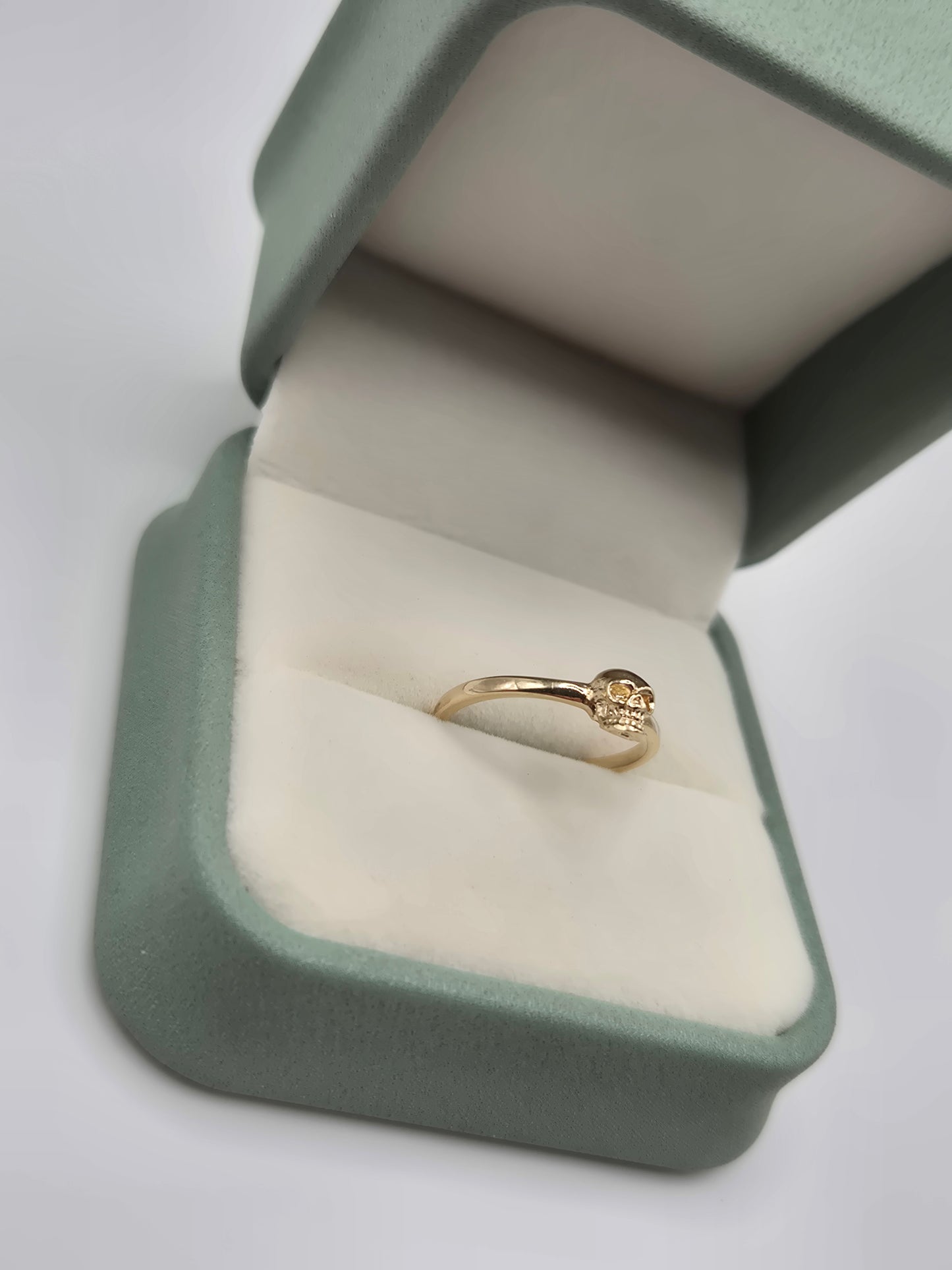 9ct gold skull ring