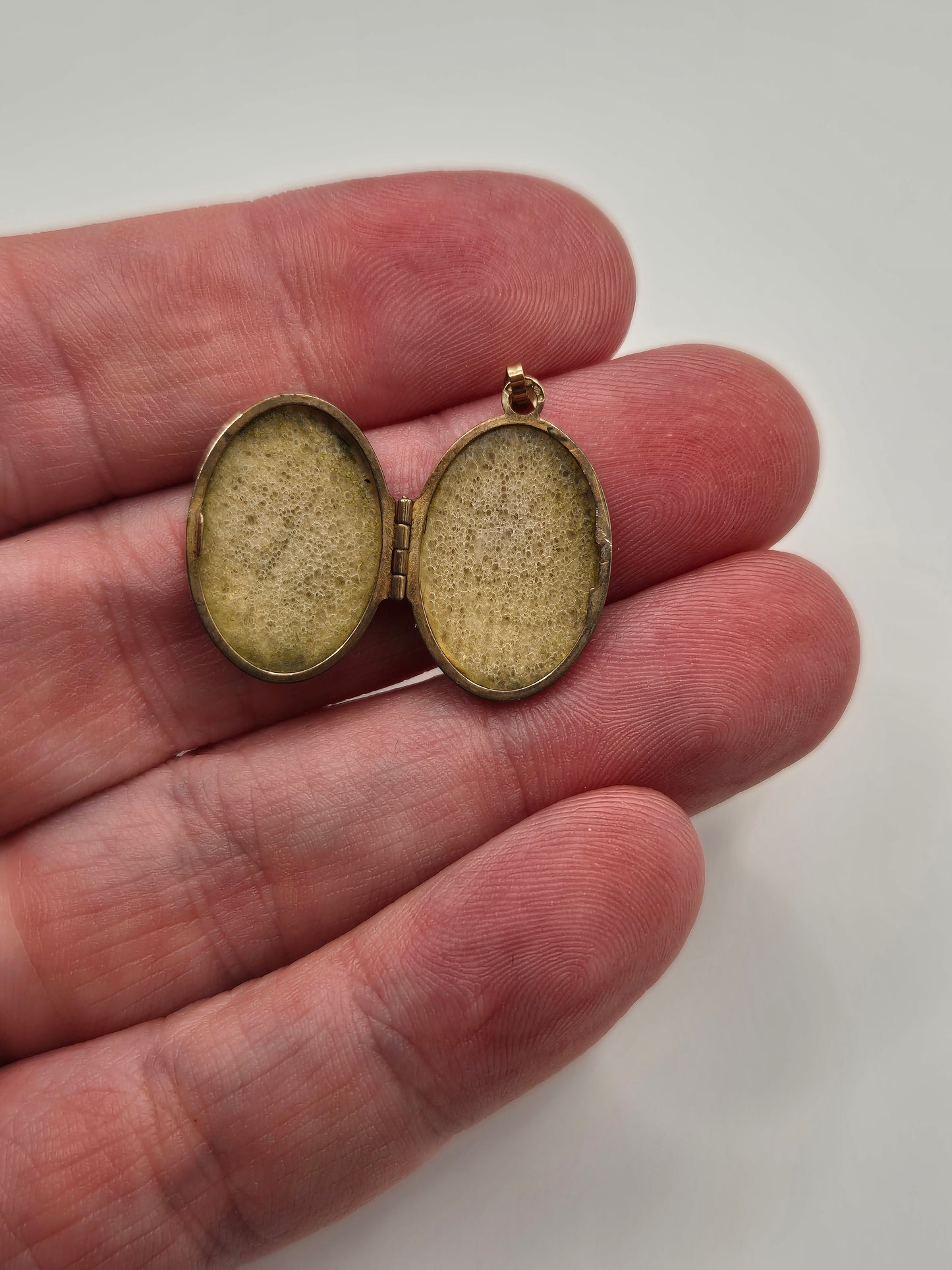 9ct gold locket