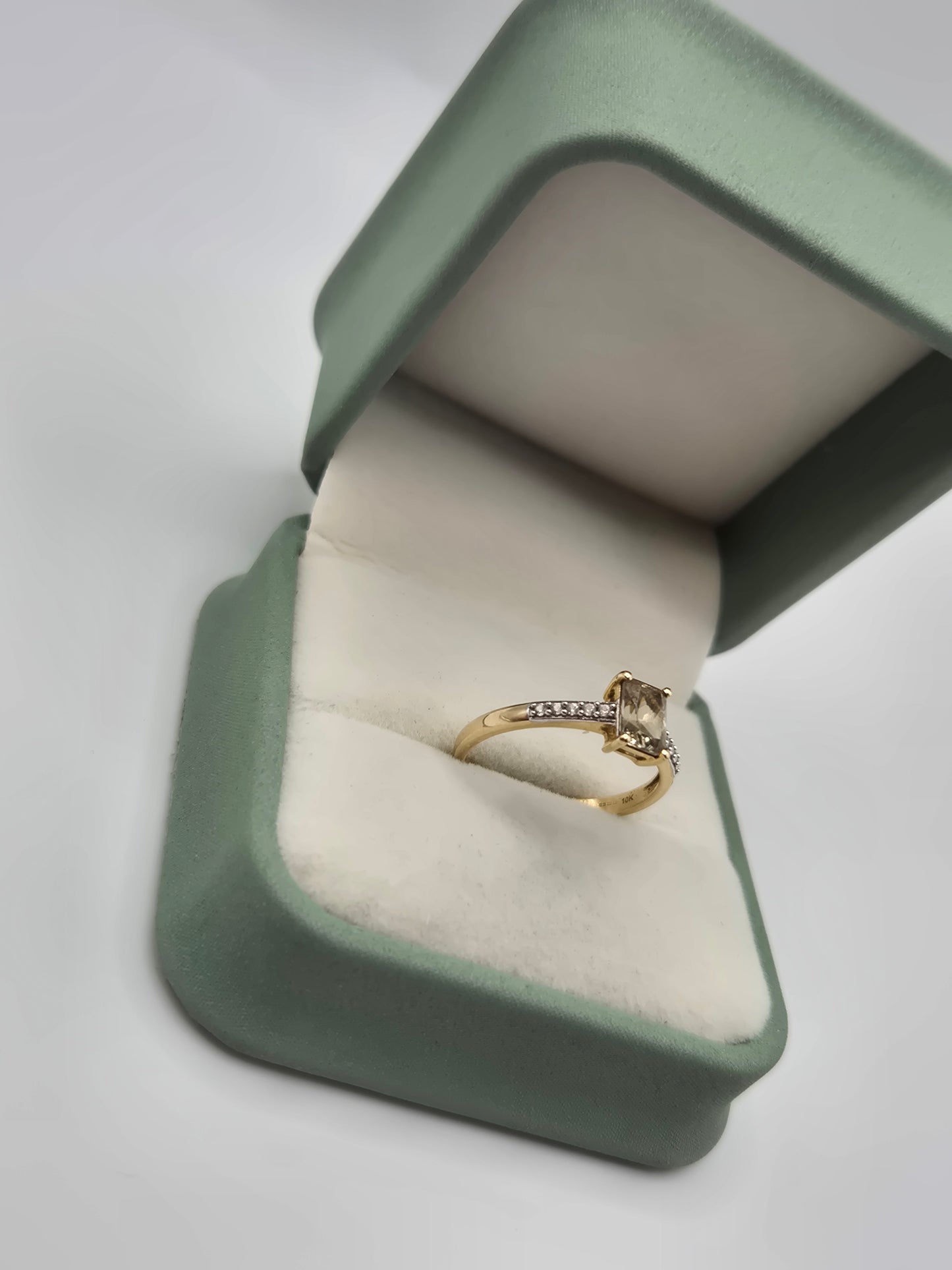 9ct gold zircon ring