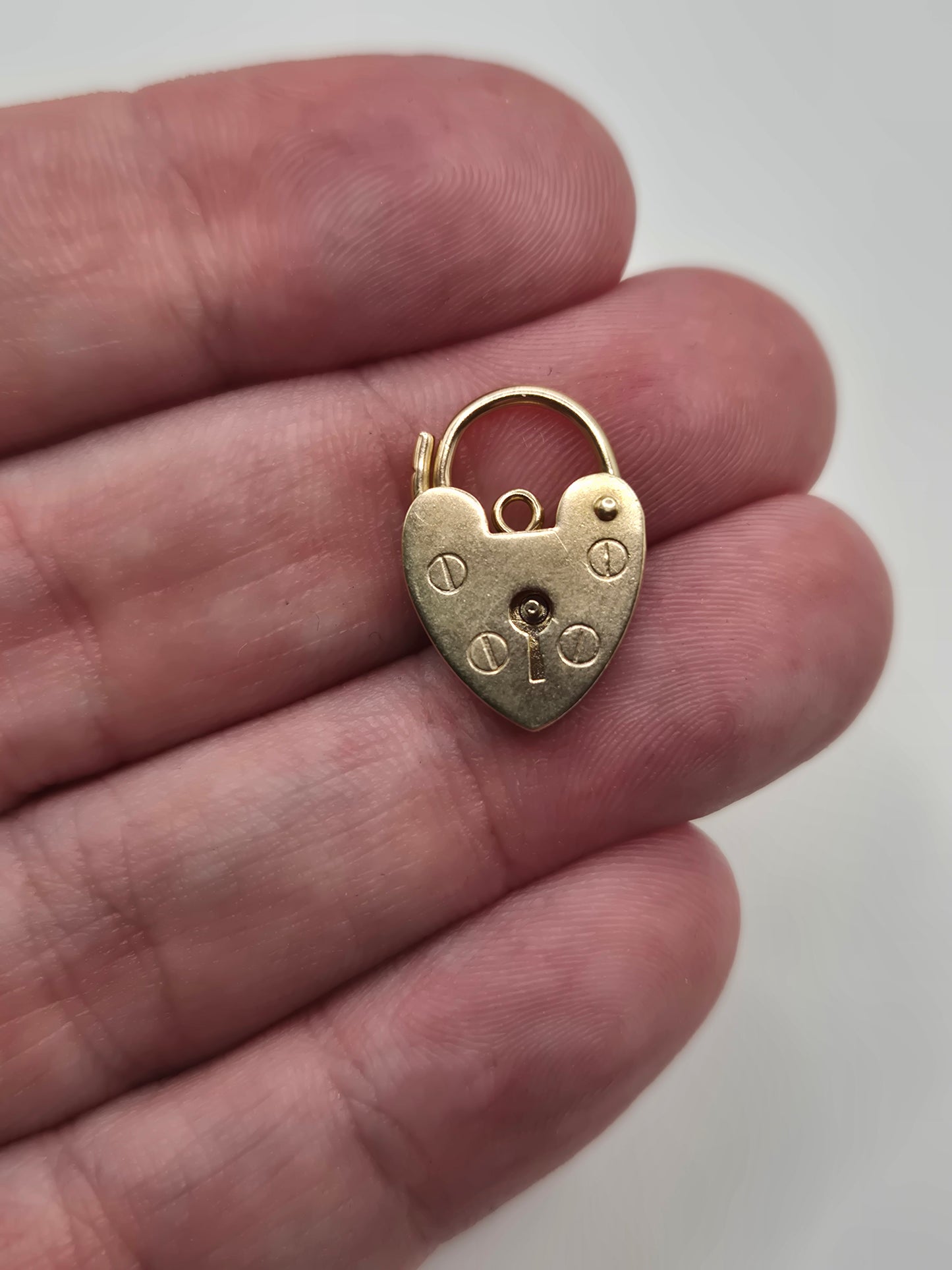 9ct gold padlock (12)