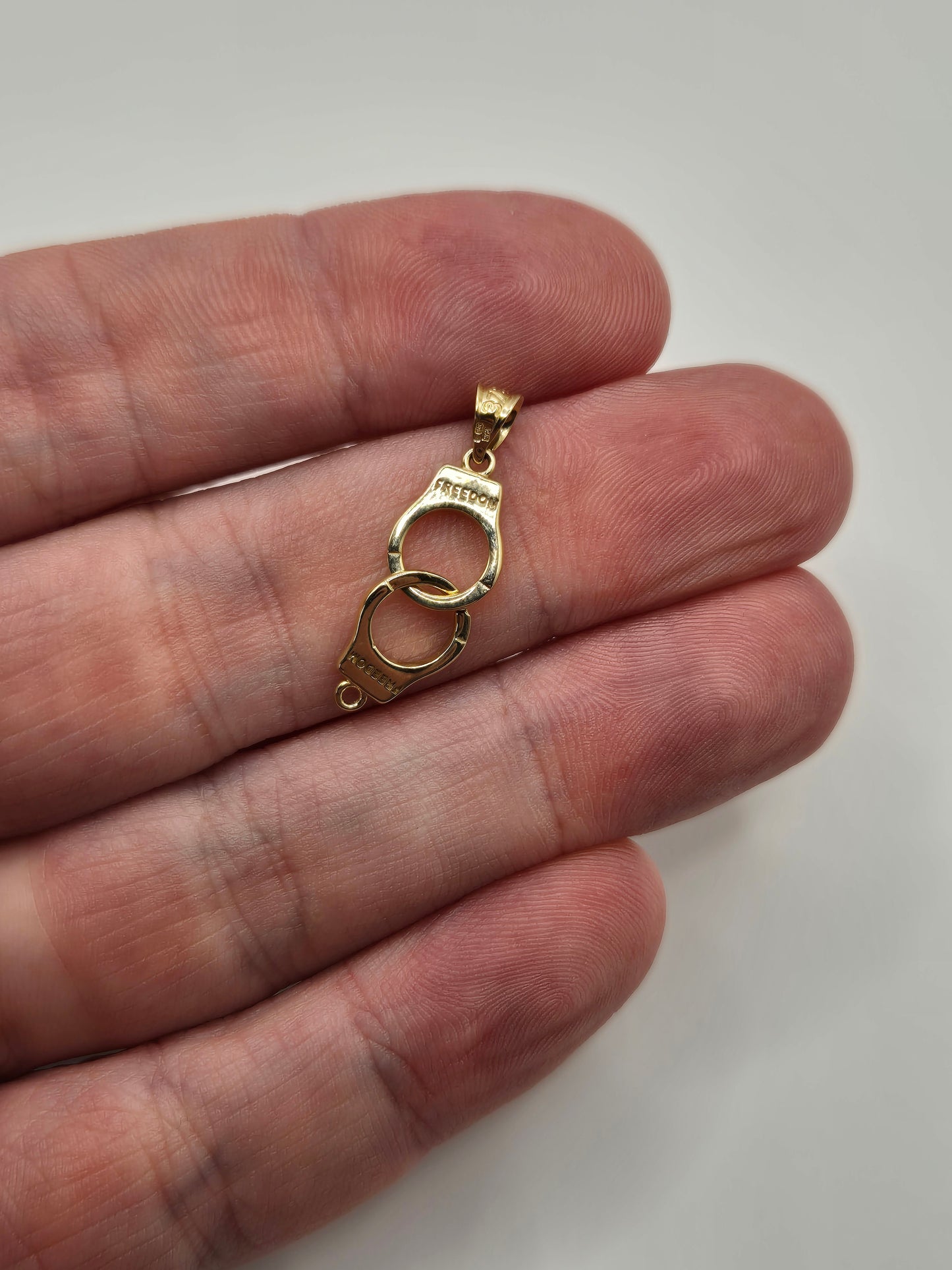9ct gold handcuff pendant