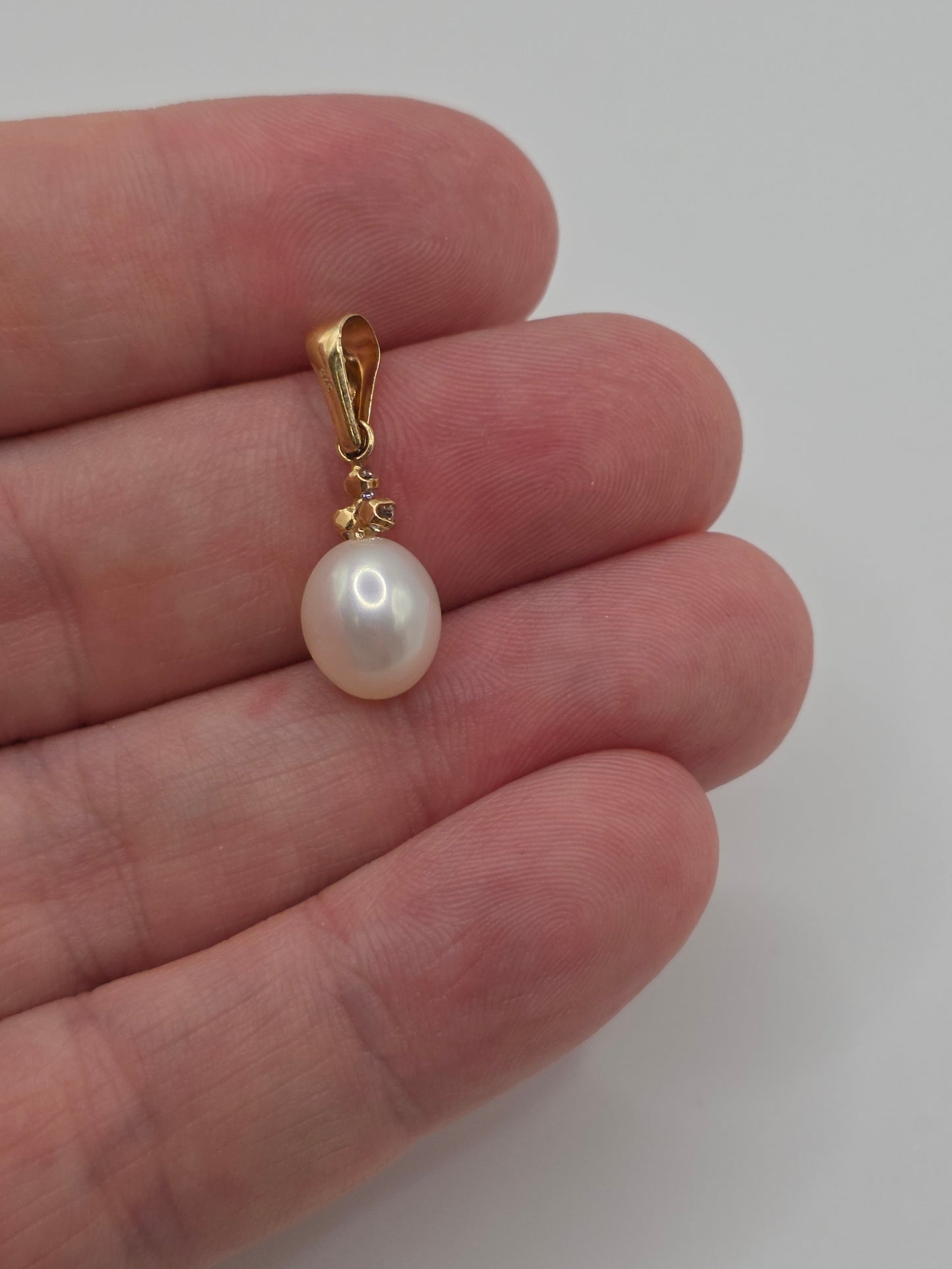 9ct gold pearl and diamond pendant