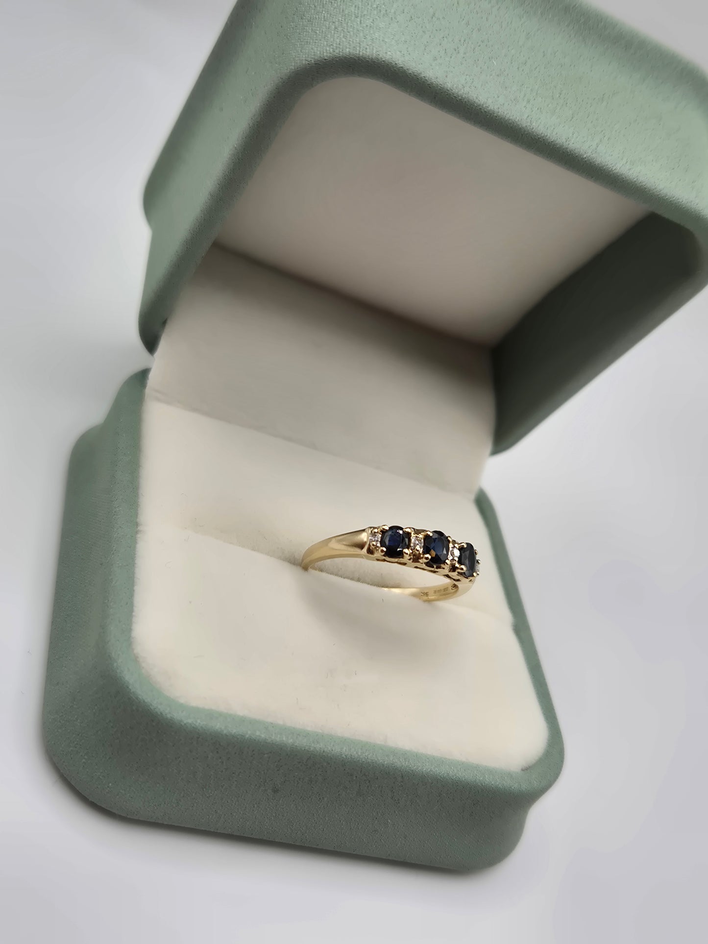 9ct gold sapphire and diamond ring