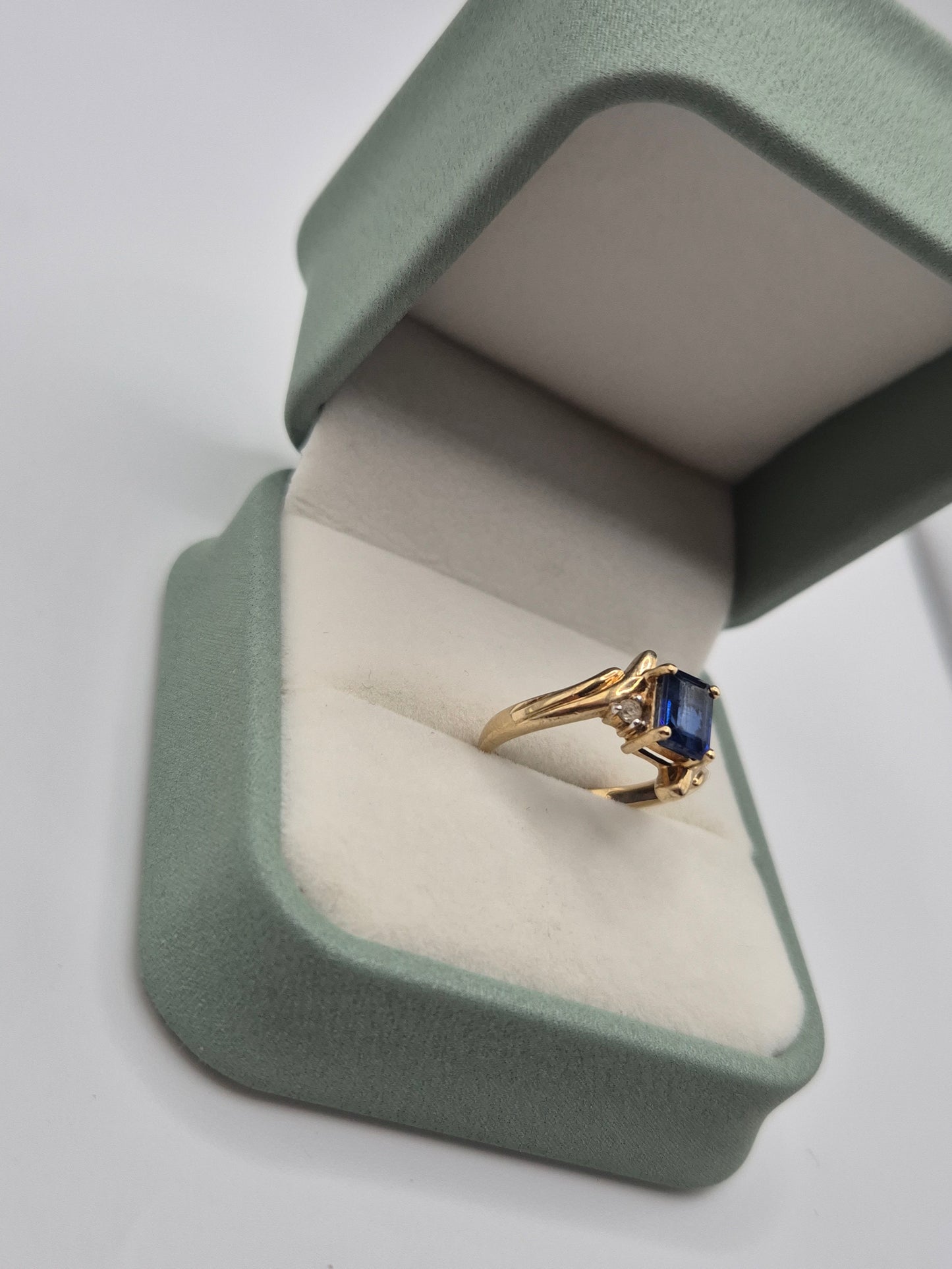 9ct gold sapphire and cz ring