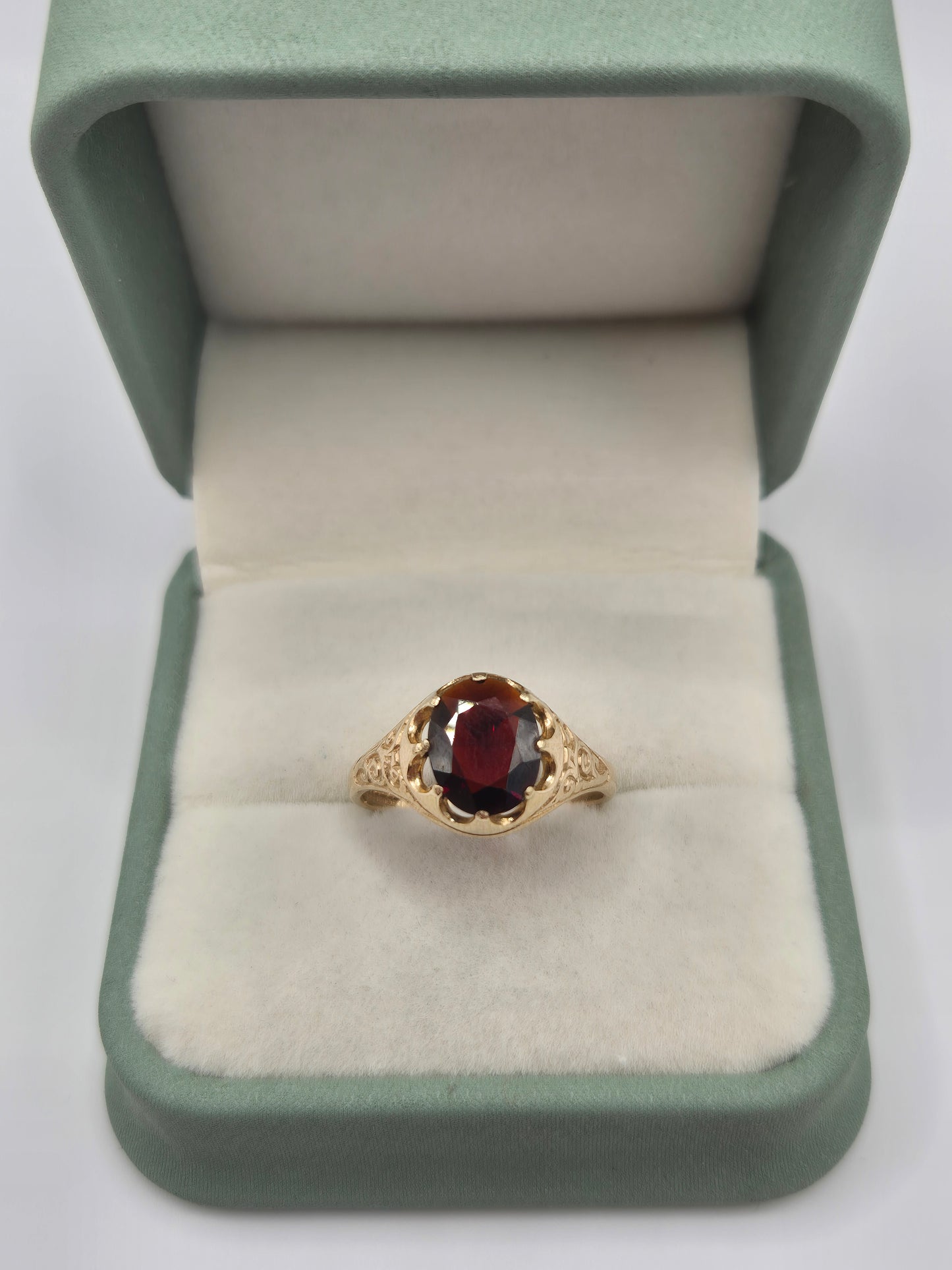 9ct gold garnet ring