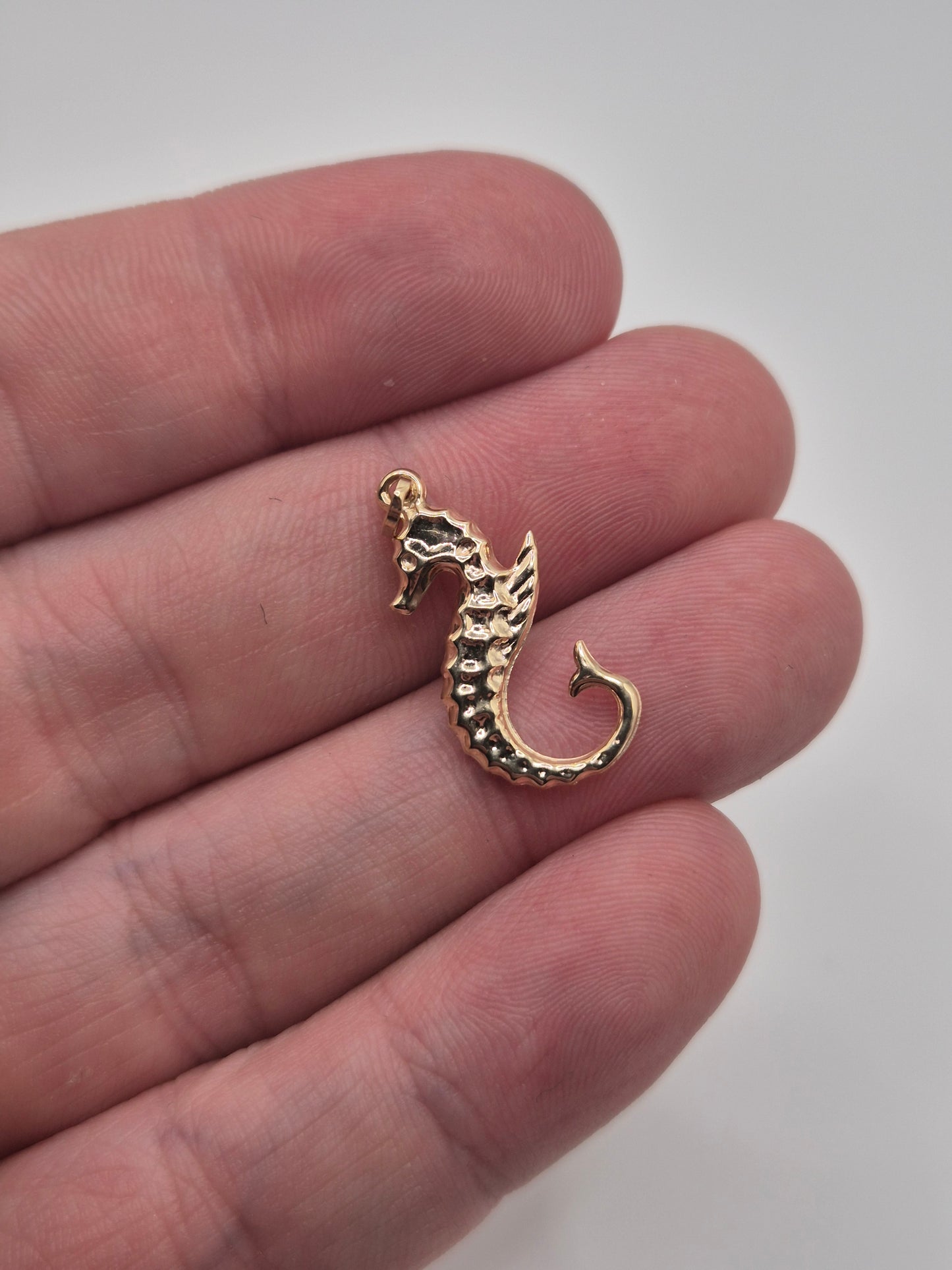 9ct gold sea horse pendant