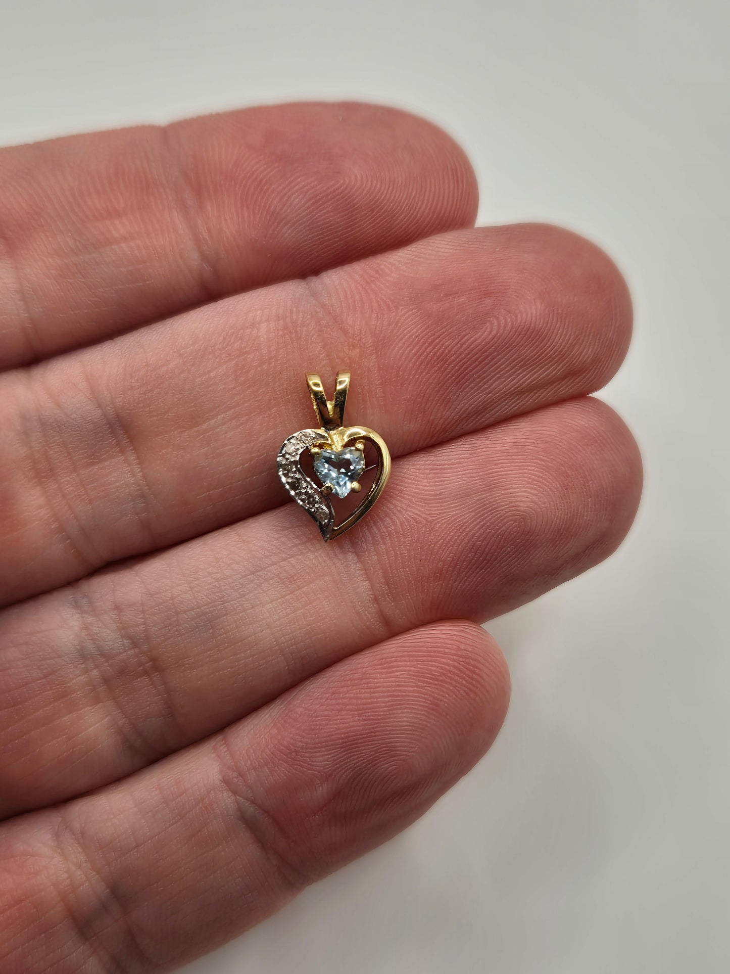 9ct gold topaz and diamond pendant