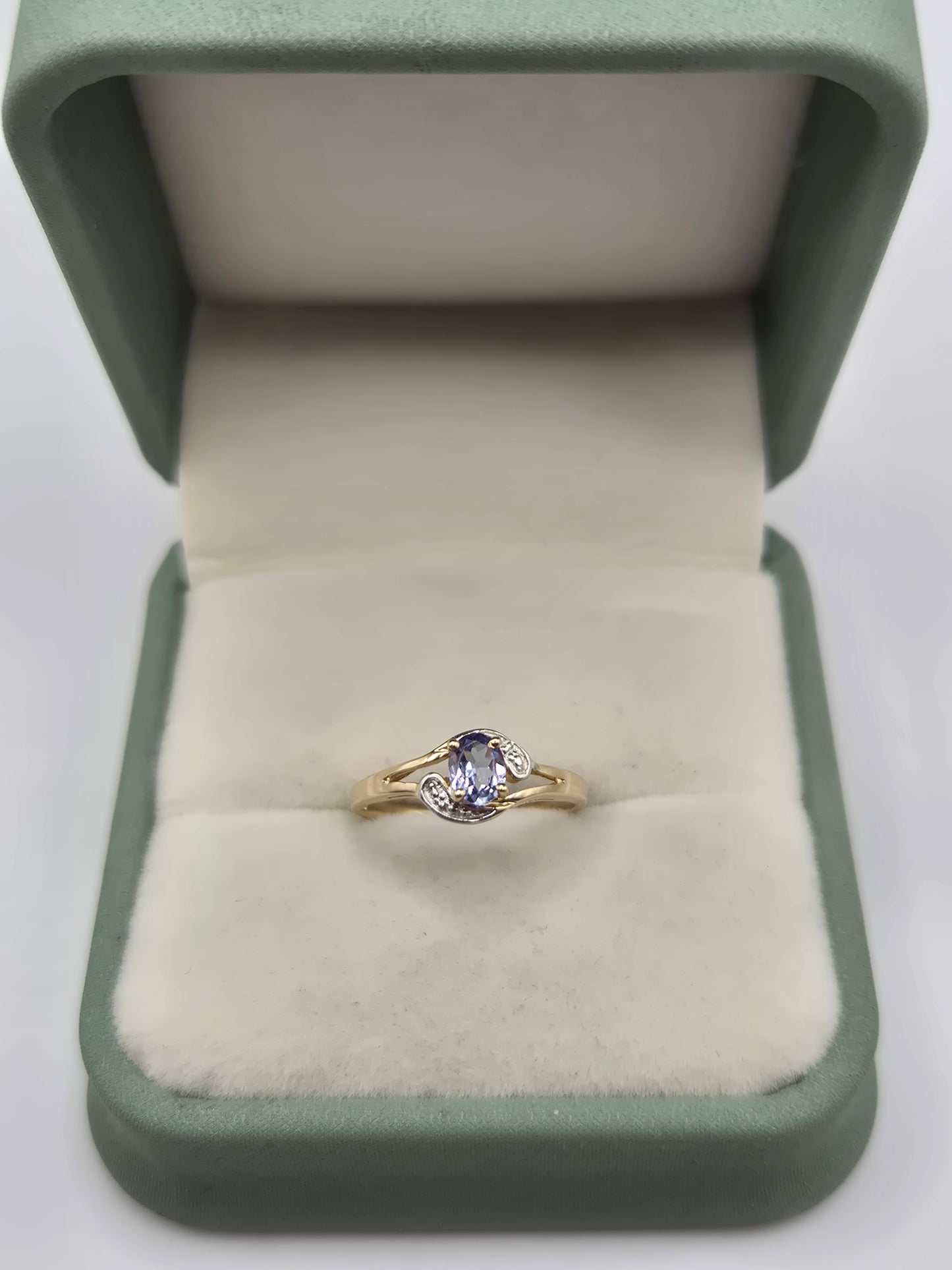 9ct gold tanzanite ring