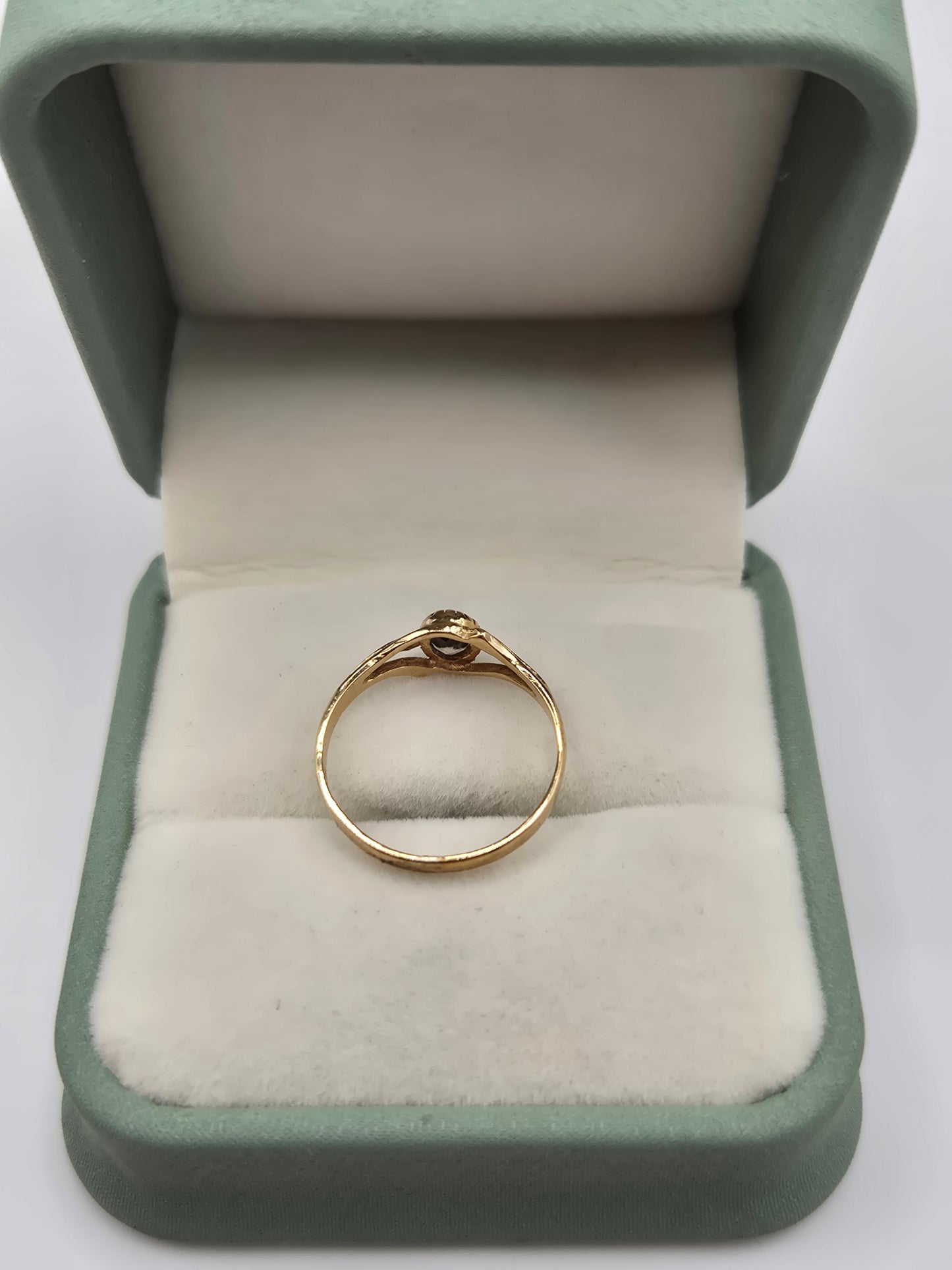 9ct gold quartz ring
