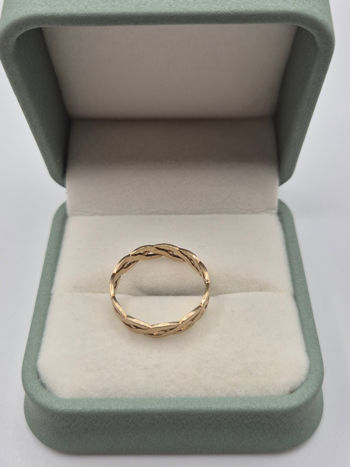 9ct gold celtic ring