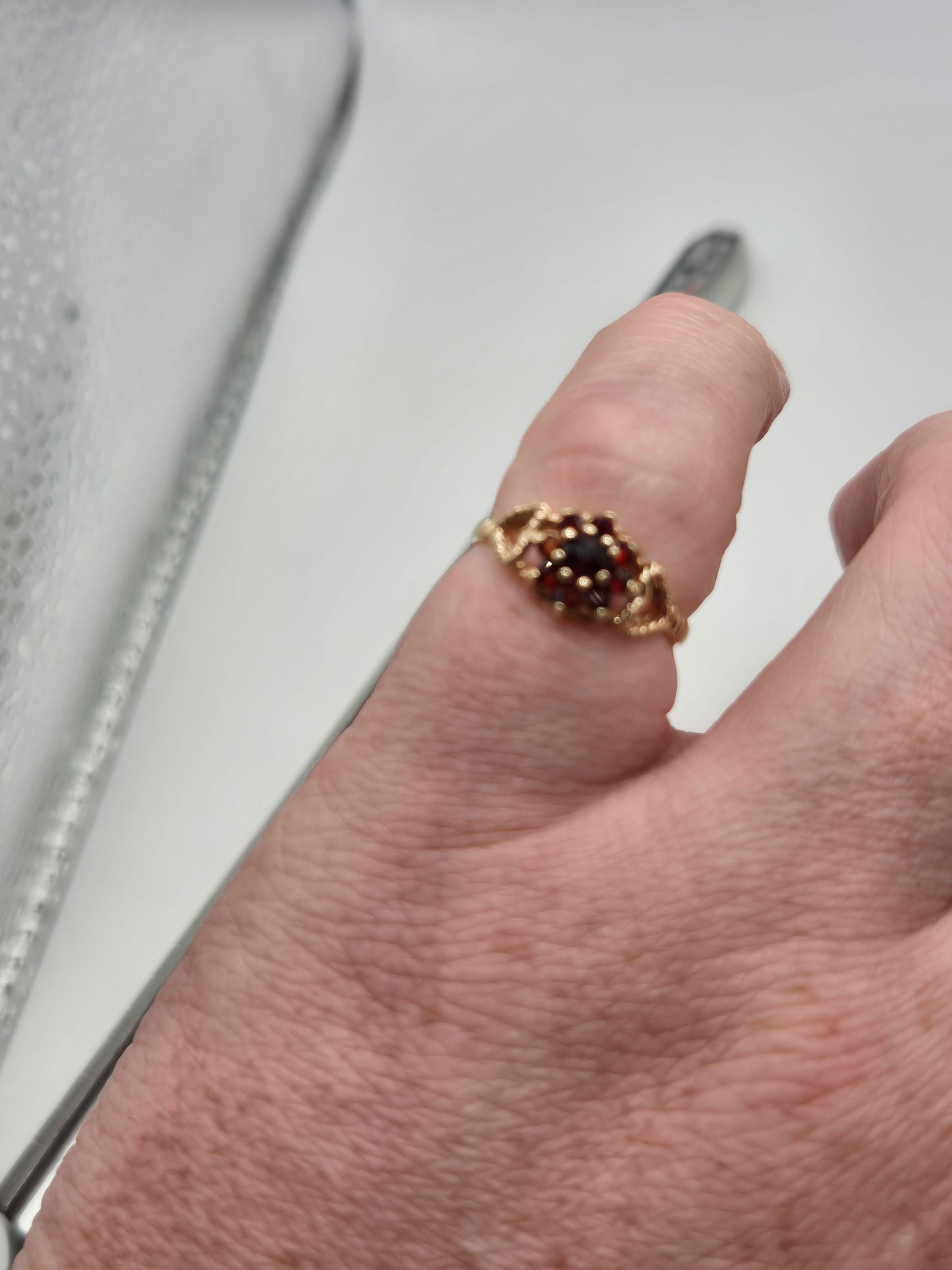 9ct gold garnet ring