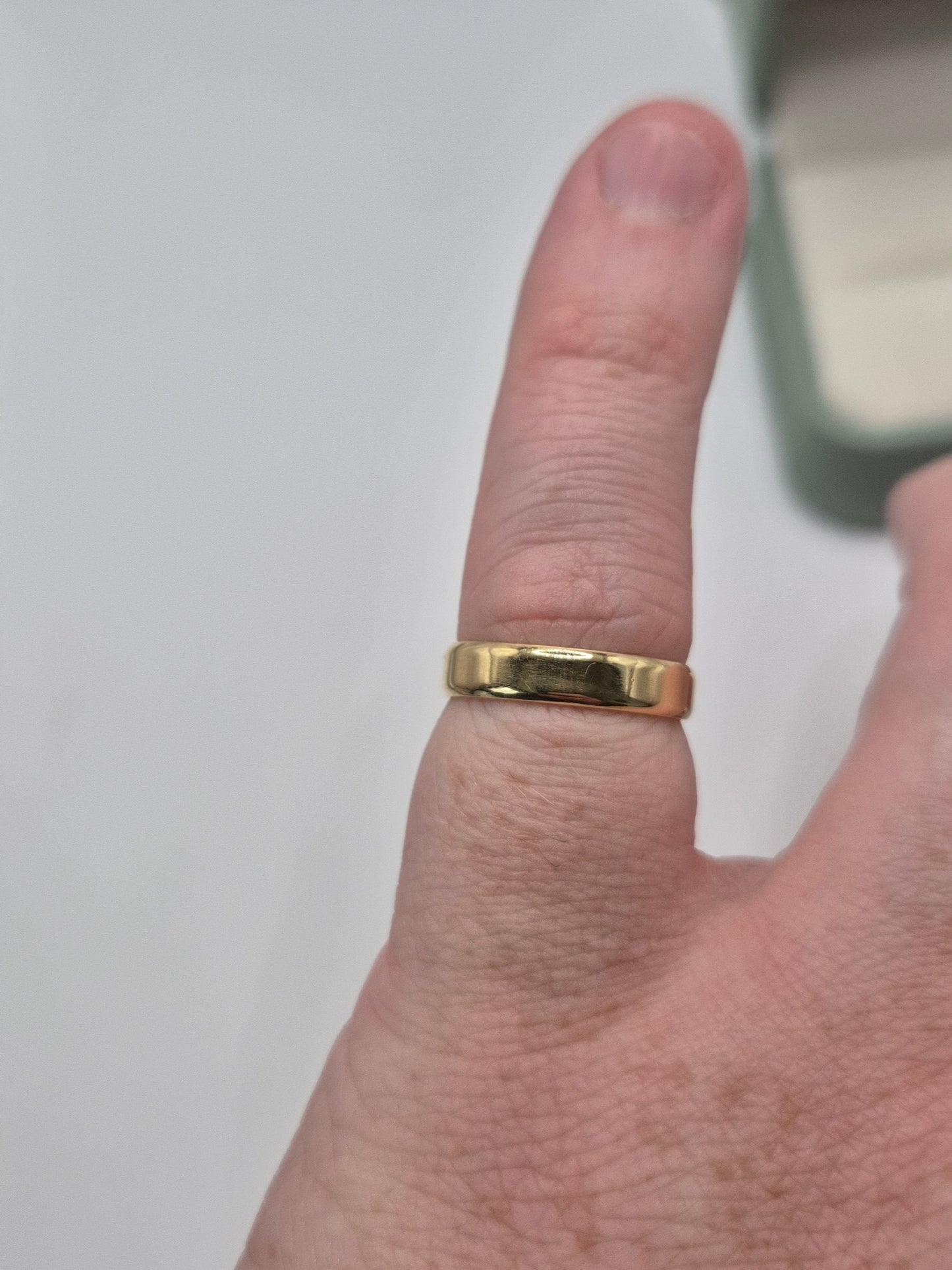 18ct gold band ring
