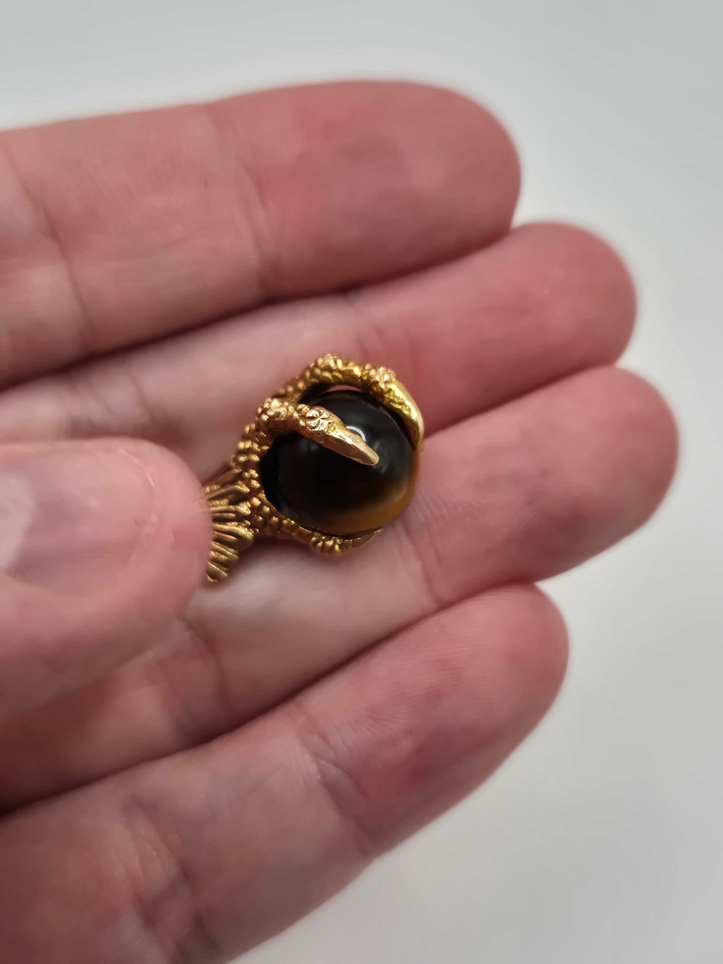 9ct gold tiger's eye claw pendant