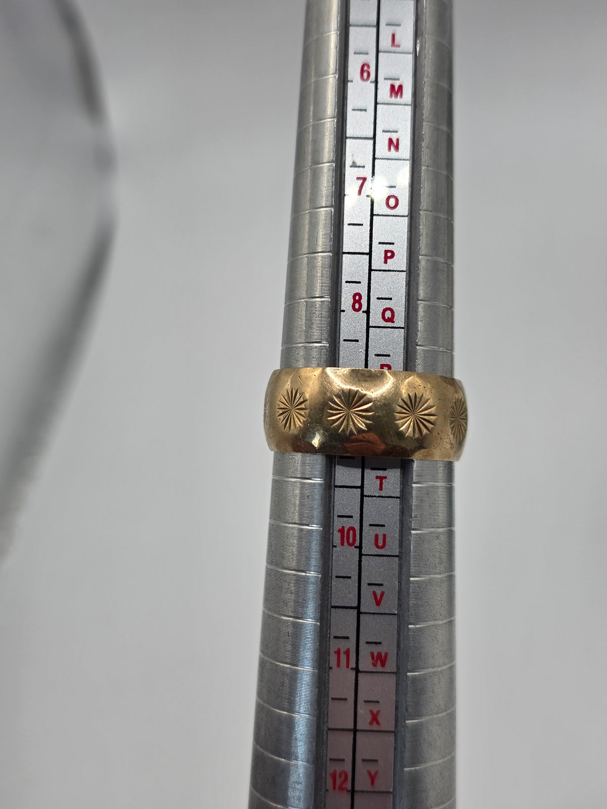 Heavy vintage 9ct gold patterned band ring