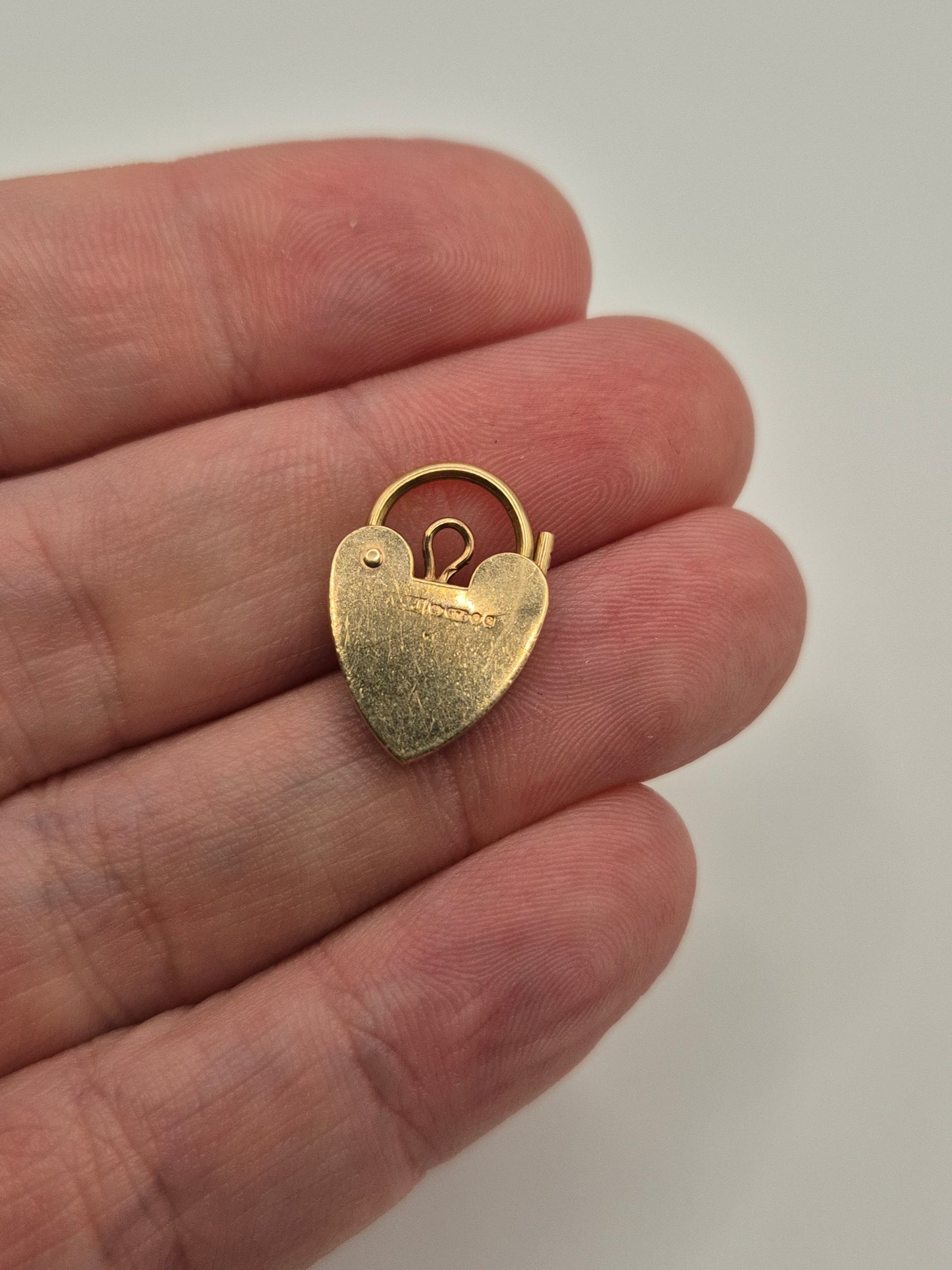 9ct gold padlock (19)