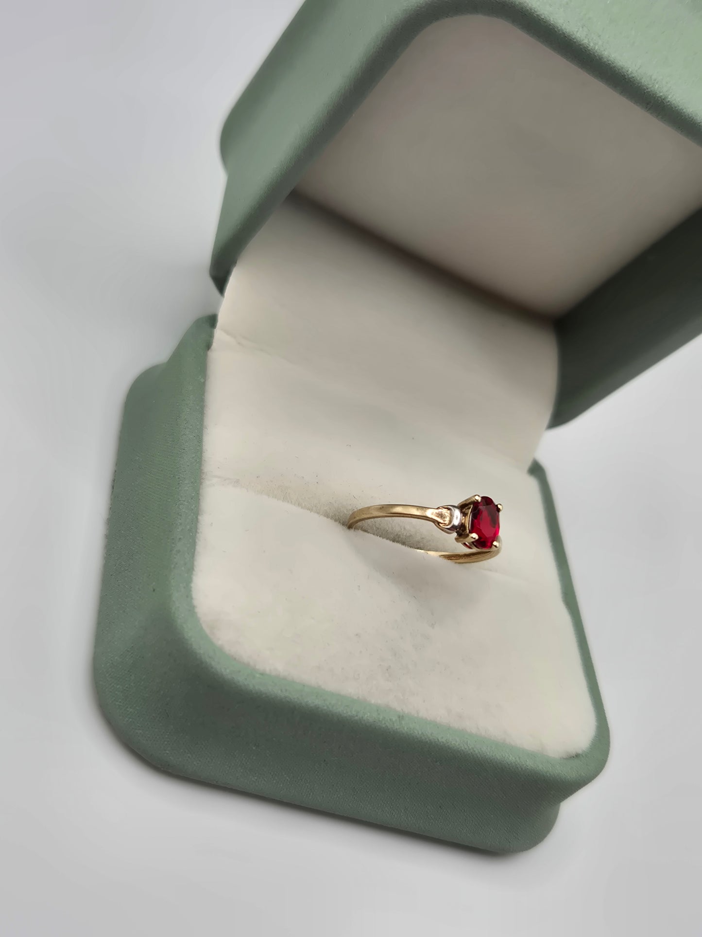 9ct gold garnet ring