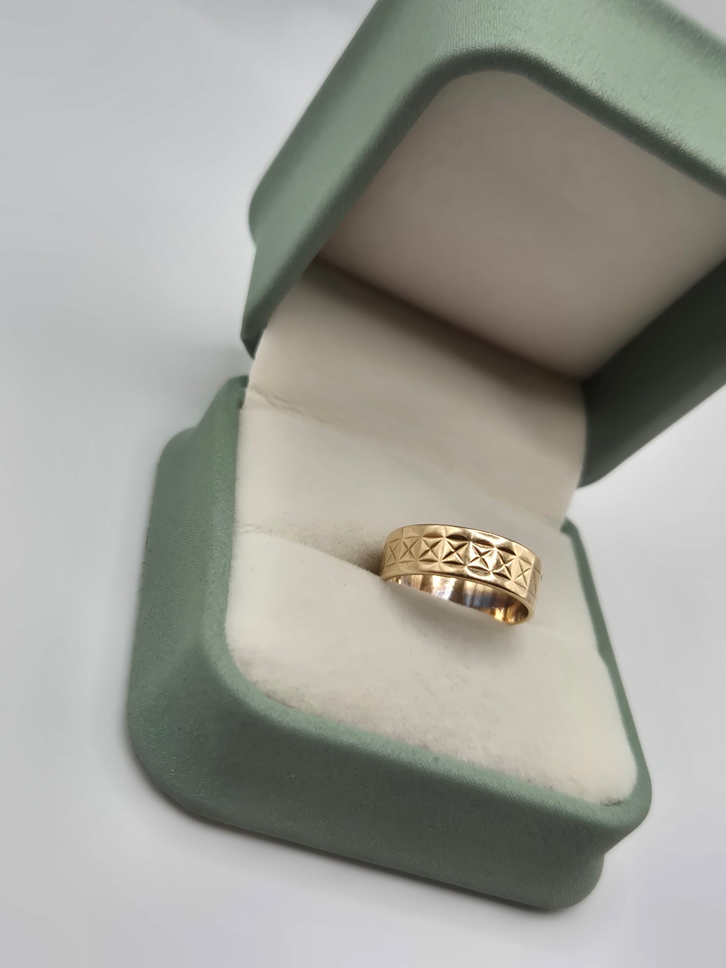 9ct gold patterned band ring