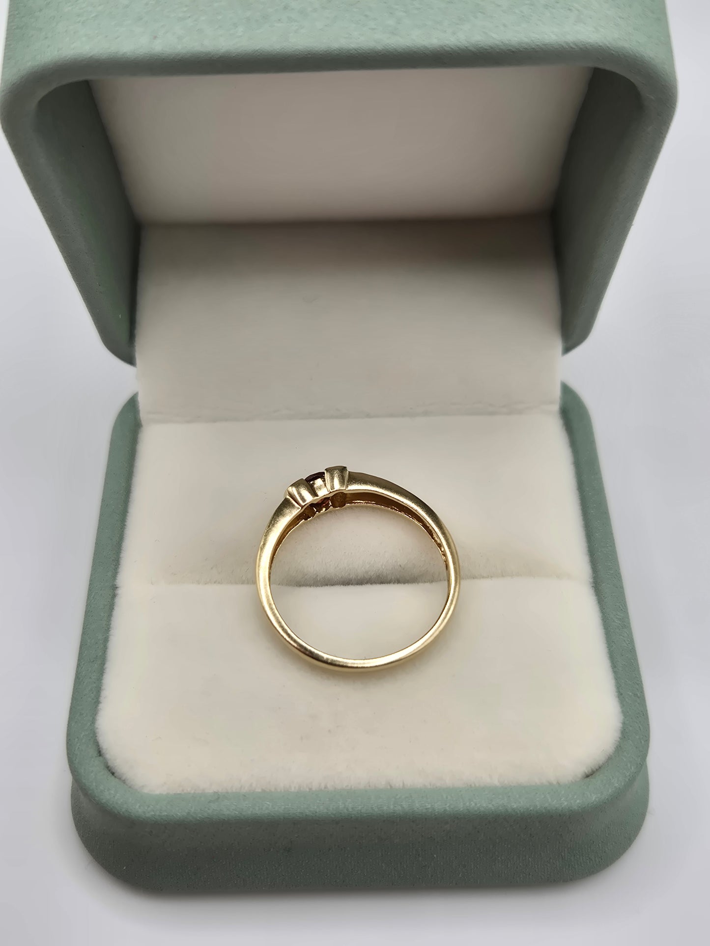 9ct gold garnet ring