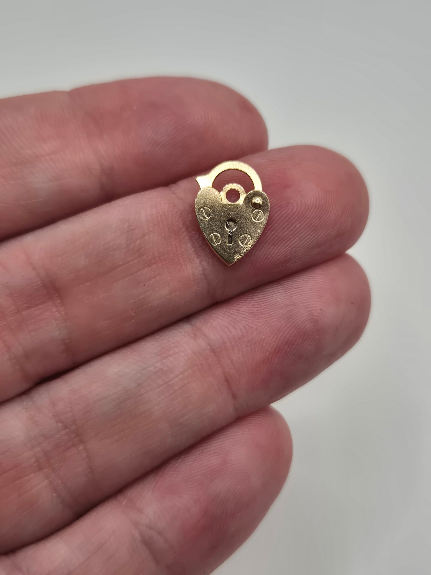 9ct gold padlock (18)