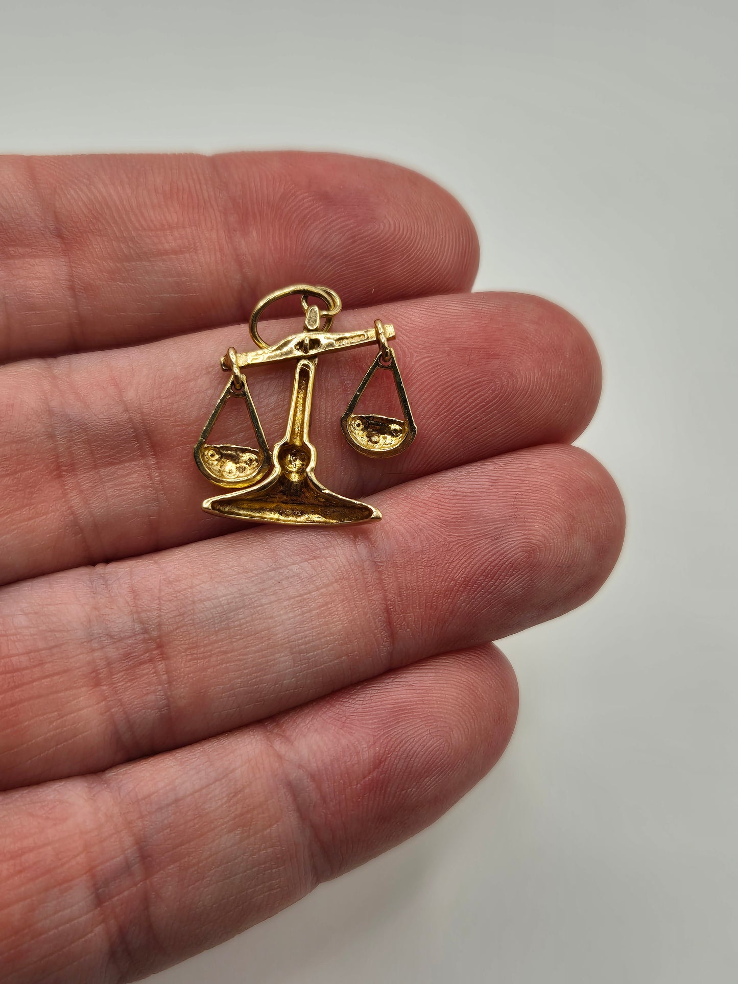 9ct gold libra zodiac pendant