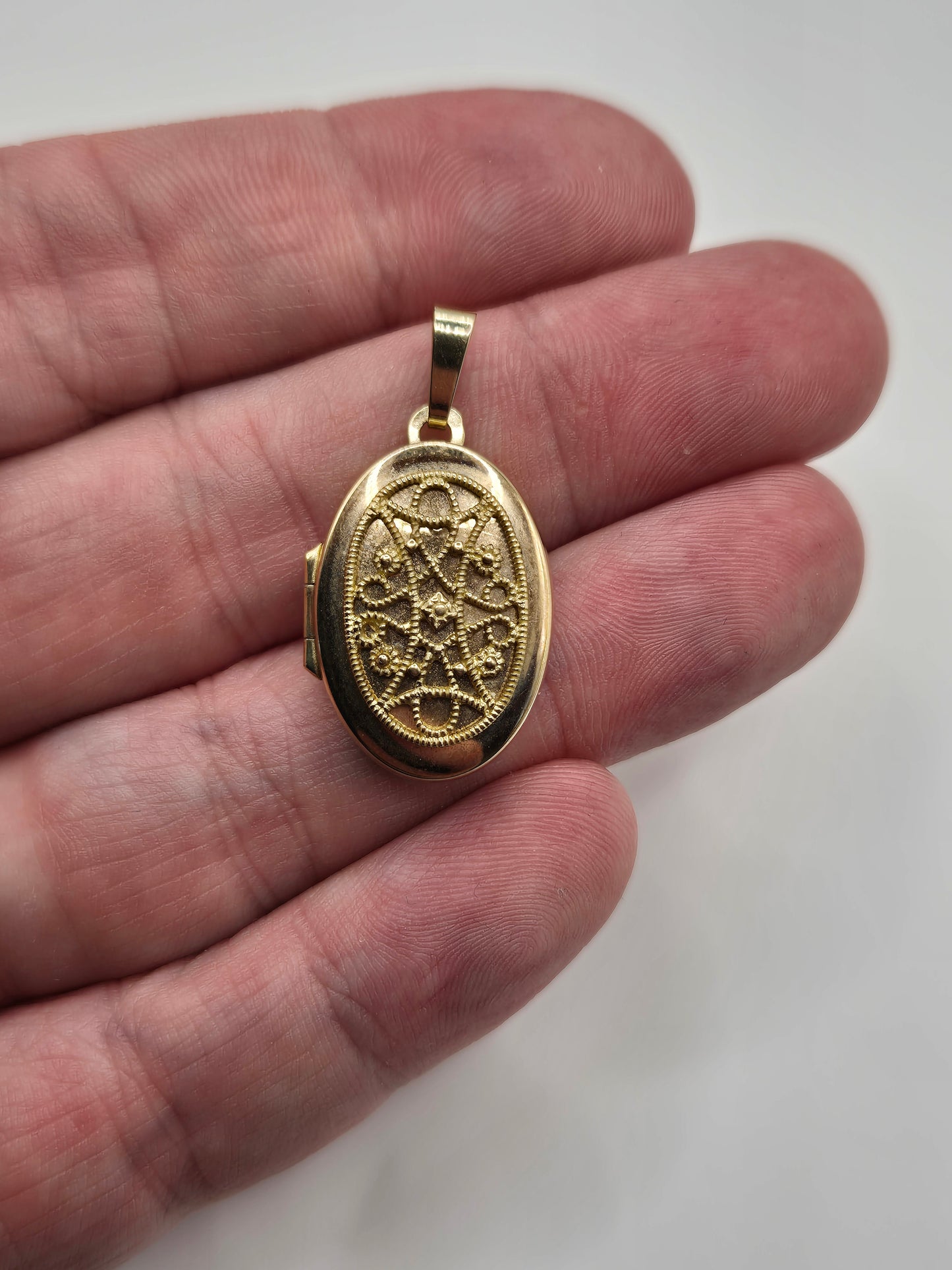 Heavy 9ct gold locket