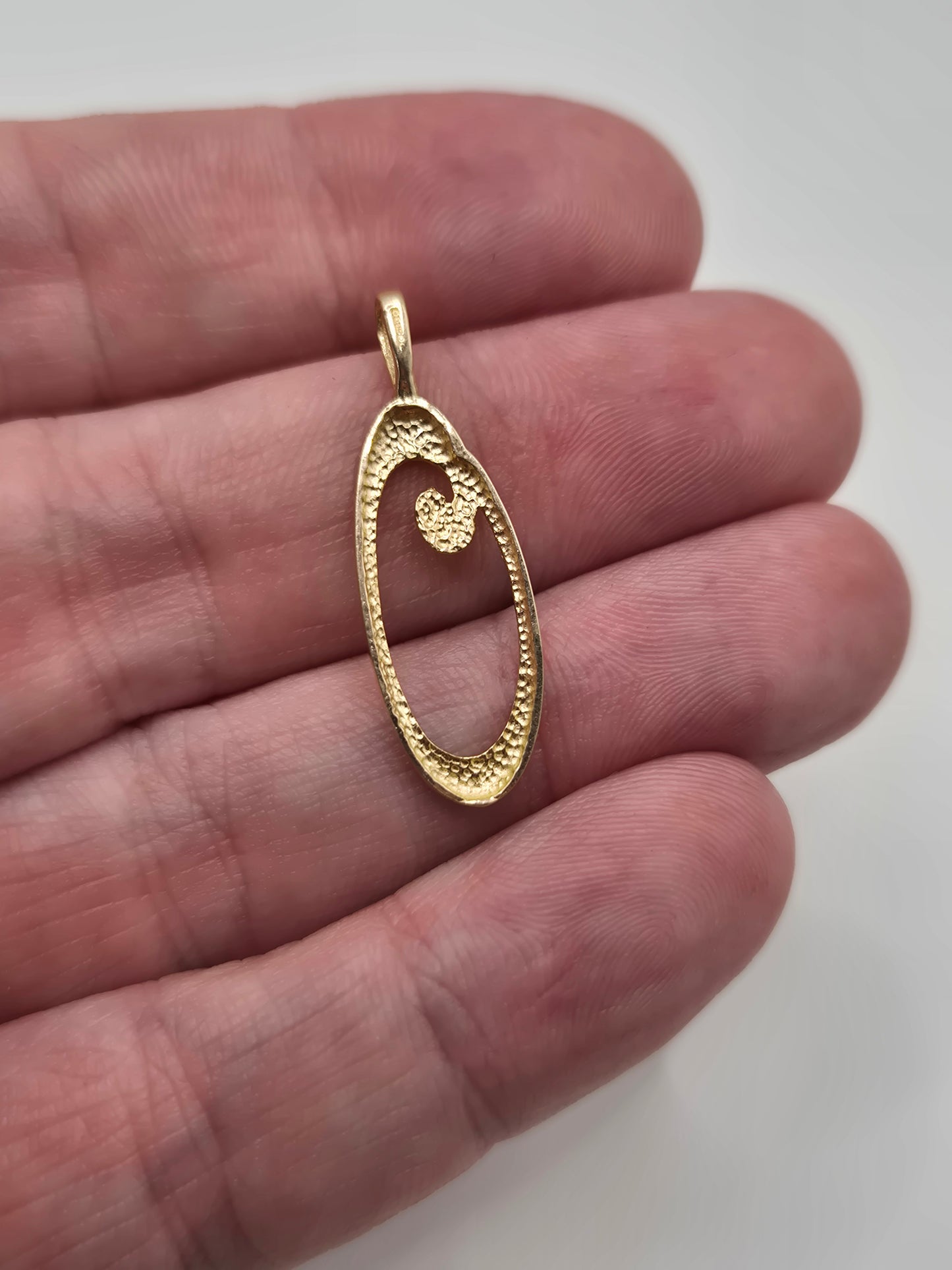 9ct gold Initial O pendant