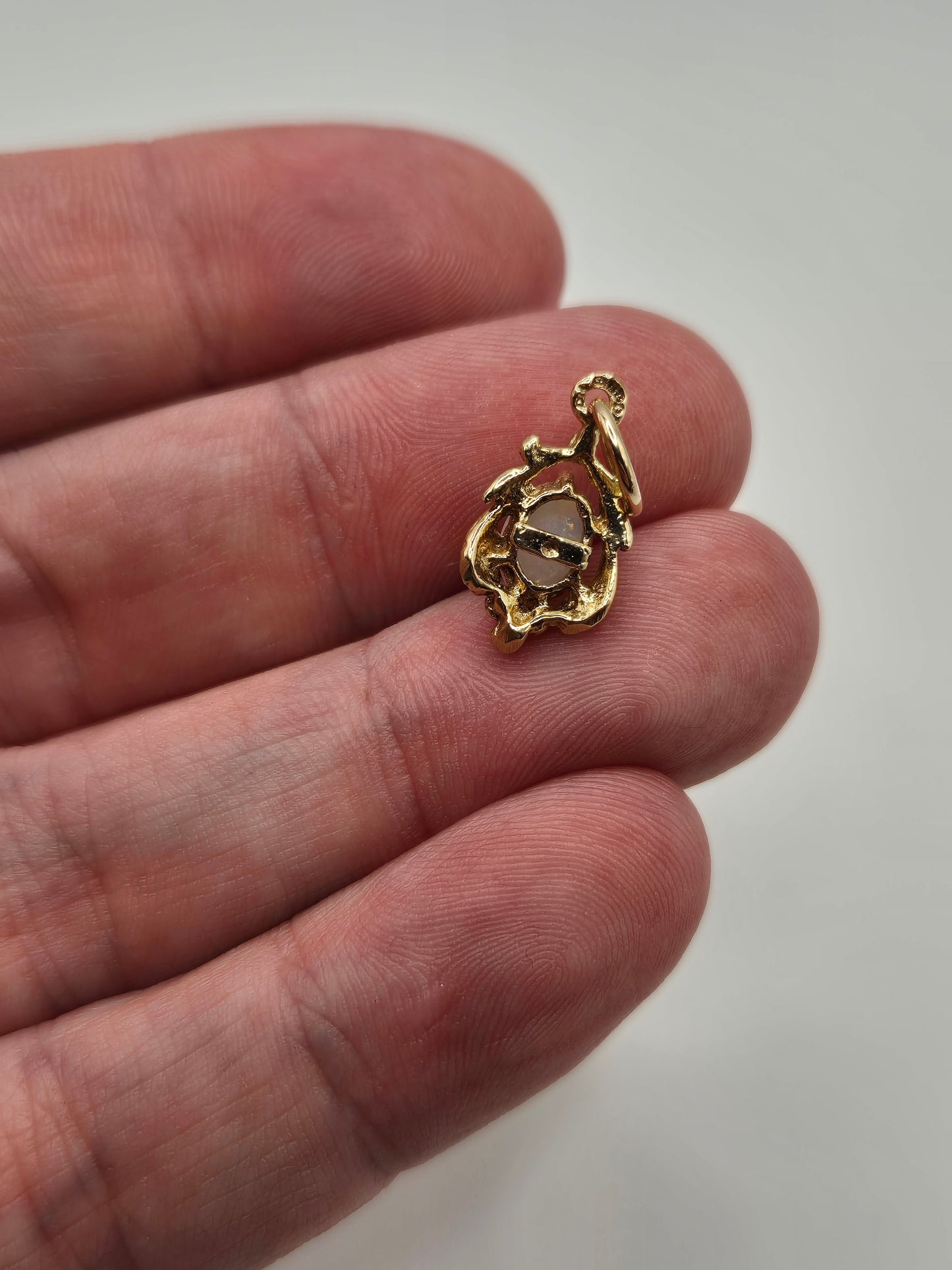 9ct gold opal pendant